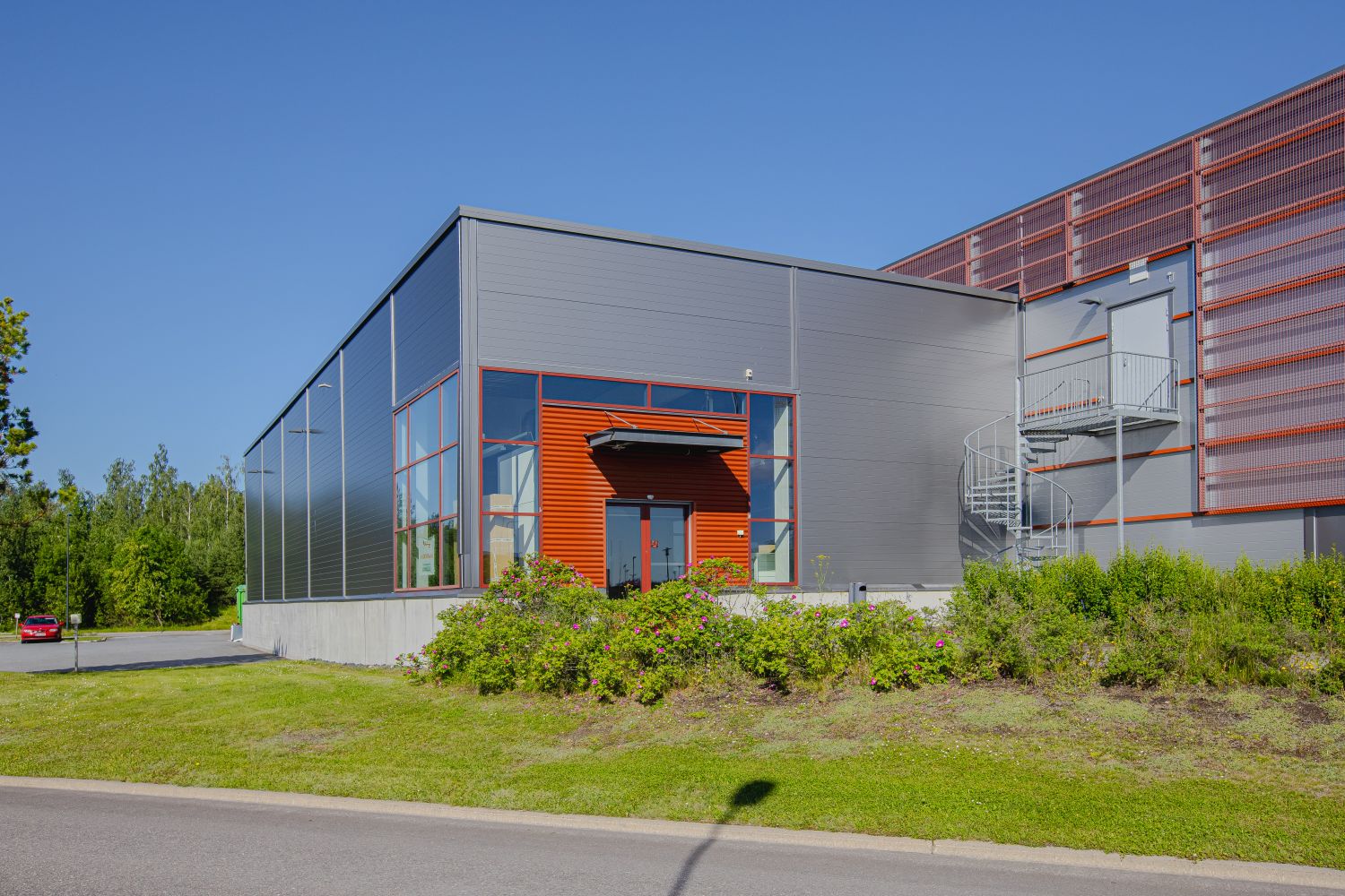 Hallimyymälä 375 m2 sisäänkäynti ulkokuva