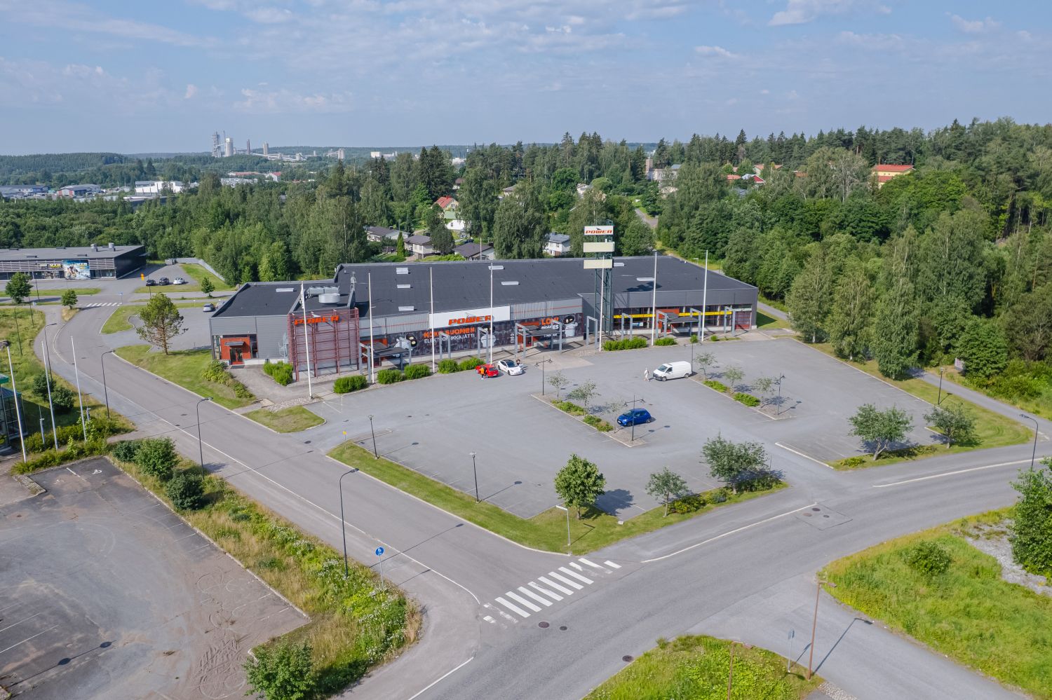 Valoisa ja hyväkuntoinen 375-440 m2 hallimyymälä näkyvällä liikepaikalla Lappeenrannan Myllymässa, jotka soveltuu monenl...