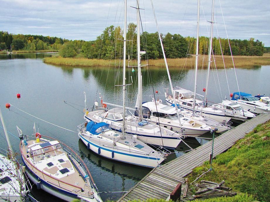 Myydään merkittävä ja arvostettu VENETELAKKA.Suomen johtaviin lukeutuvaan telakkaan kuuluu kiinteistöjä ja maa-alueita. Pitkäaikainen asiakaskanta. Riittävä maapohja ja pitkä rantaviiva. Valmiina telakointihallit, korjaamo-, masto- ja huoltorakennuksia sekä asuntoja, yht. n. 7000 m2.Hyvät nostopai...