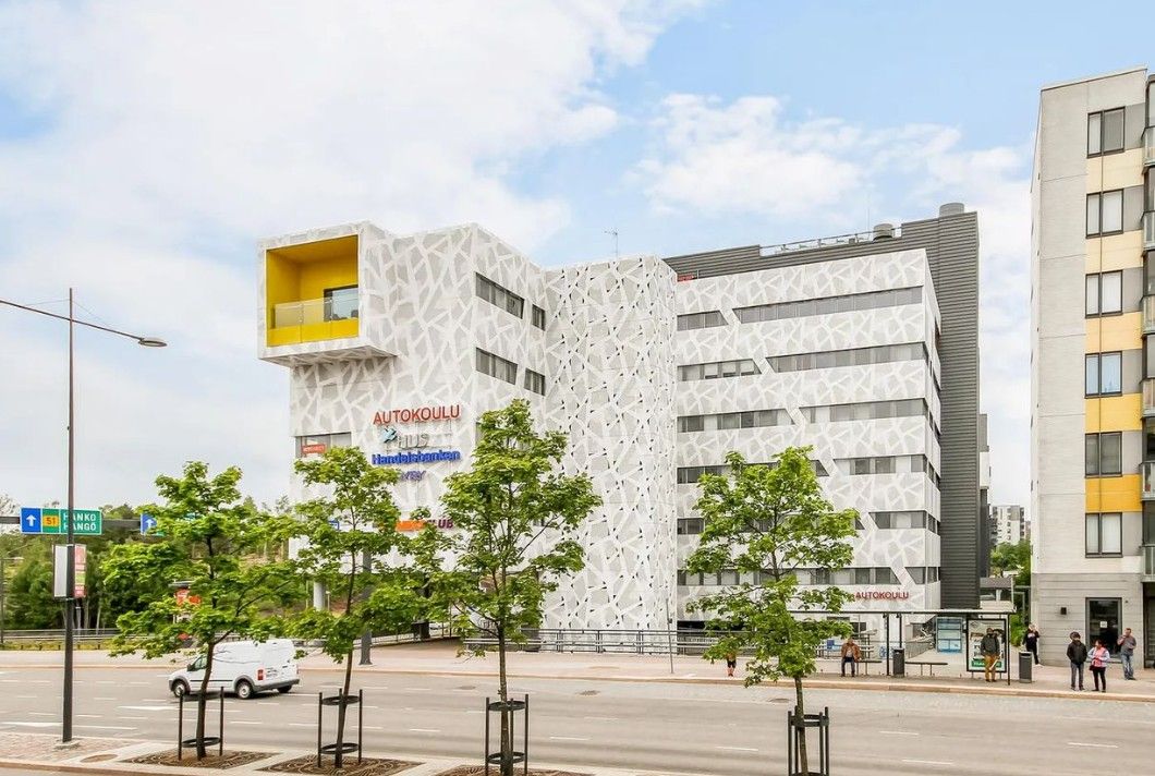 Vuokrattavana katutason liiketila 128m2 Business Park Safiirissa Iso Omenan kupeessa Länsiväylän varrella. Huoneistossa ...