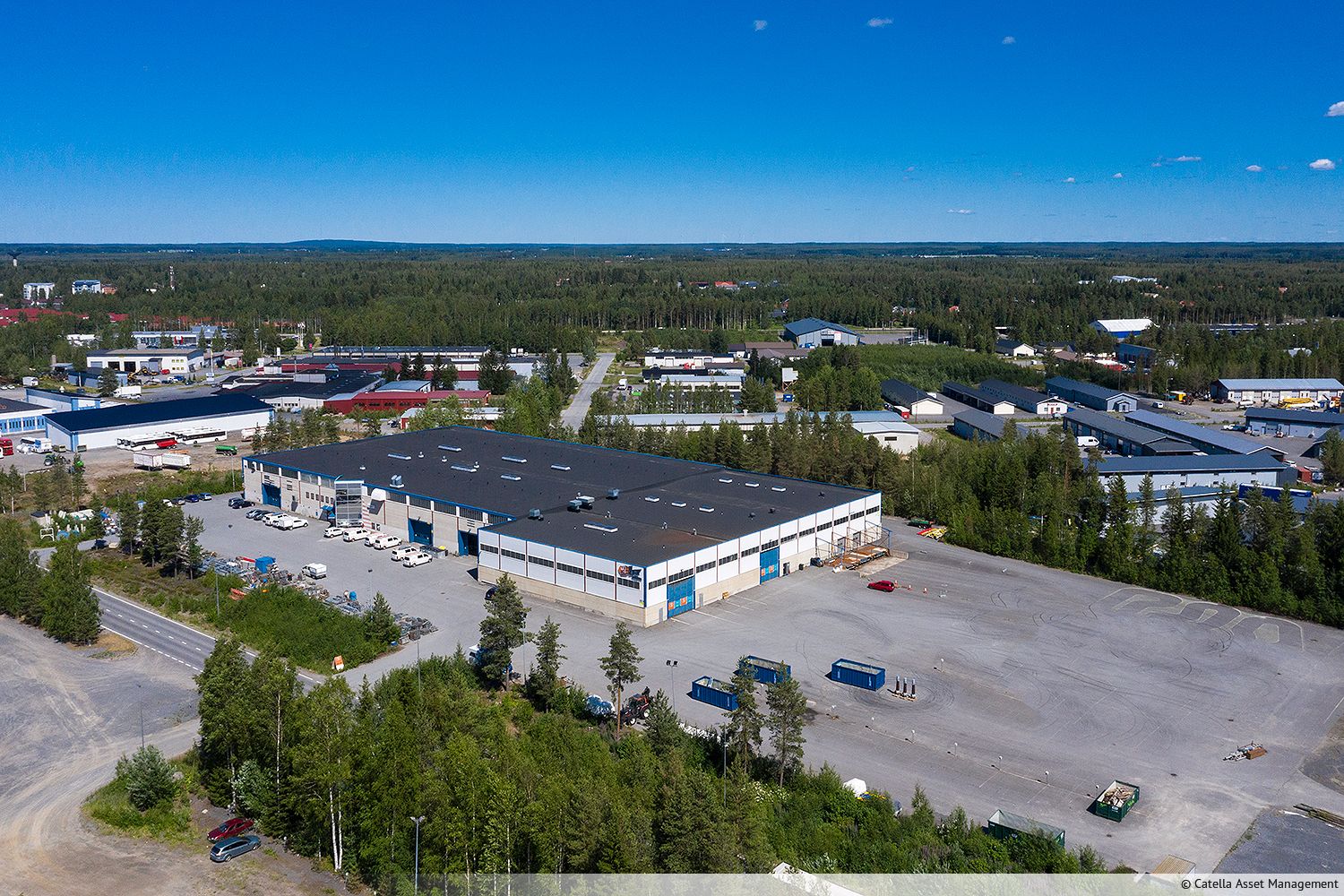 Hallitilaa vuokrattavana erinomaisella sijainnilla Sein&auml;joen Kapernaumi/Roves-alueella. Tilan on mahdollista jakaa kahteen pienemp&auml;&auml;n kokonaisuuteen.      Upeat tilat tuotannolliseen- tai vaikkapa logistiseen toimintaan. Valaistus riitt&auml;&auml; &nbsp;tarkkuutta vaativaan ty&ouml;h...