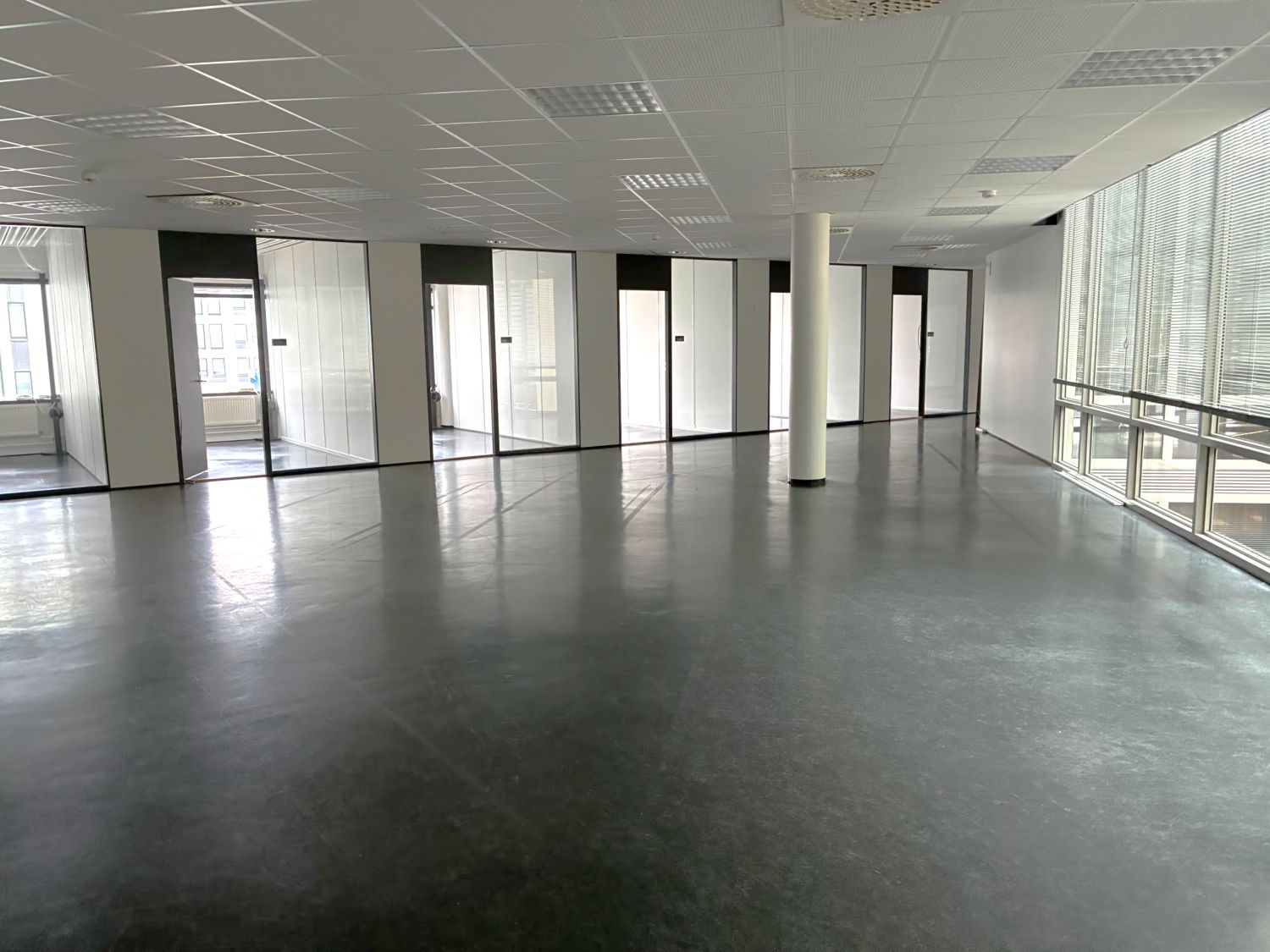 Muunneltava ja moderni 378 m² toimistotila 2. kerroksessa. Avotilaa ja työhuoneita, hyvät talotekniset ratkaisut sekä kilpailukykyinen vuokrataso.