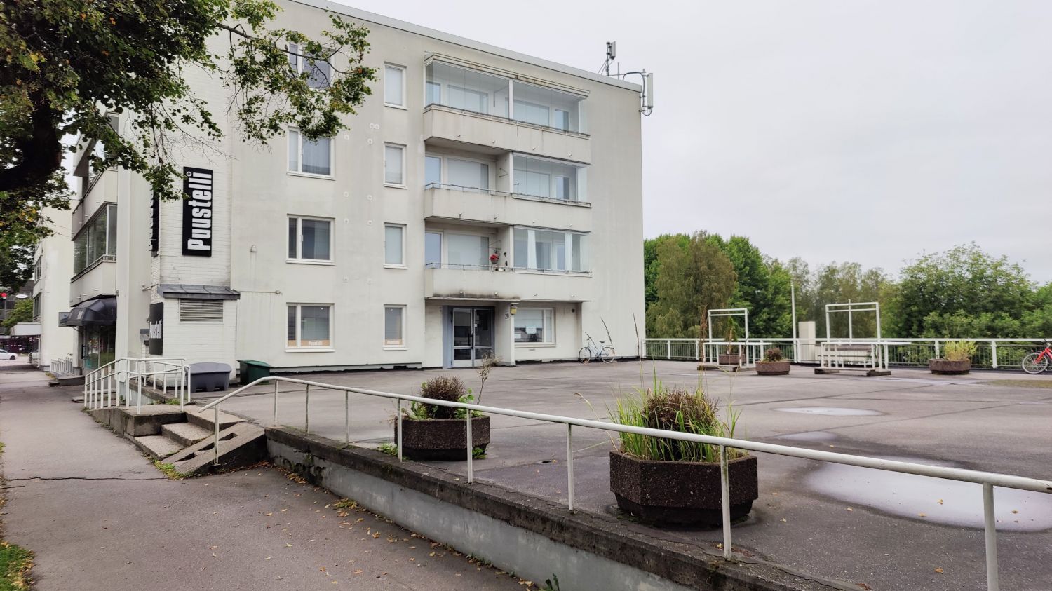 Lohjan keskustassa arvostetussa taloyhtiössä heti vapaa liikehuoneisto, joka voidaan muuttaa asunnoksi (2h+k) - muutostyölle on voimassa olevat luvat ja pari vaihtoehtoista suunnitelmaa. Sopii sellaisenaan esimerkiksi hoiva- tai hyvinvointityön vastaanottotilana tai toimistokäyttöön.Tila on maanta...