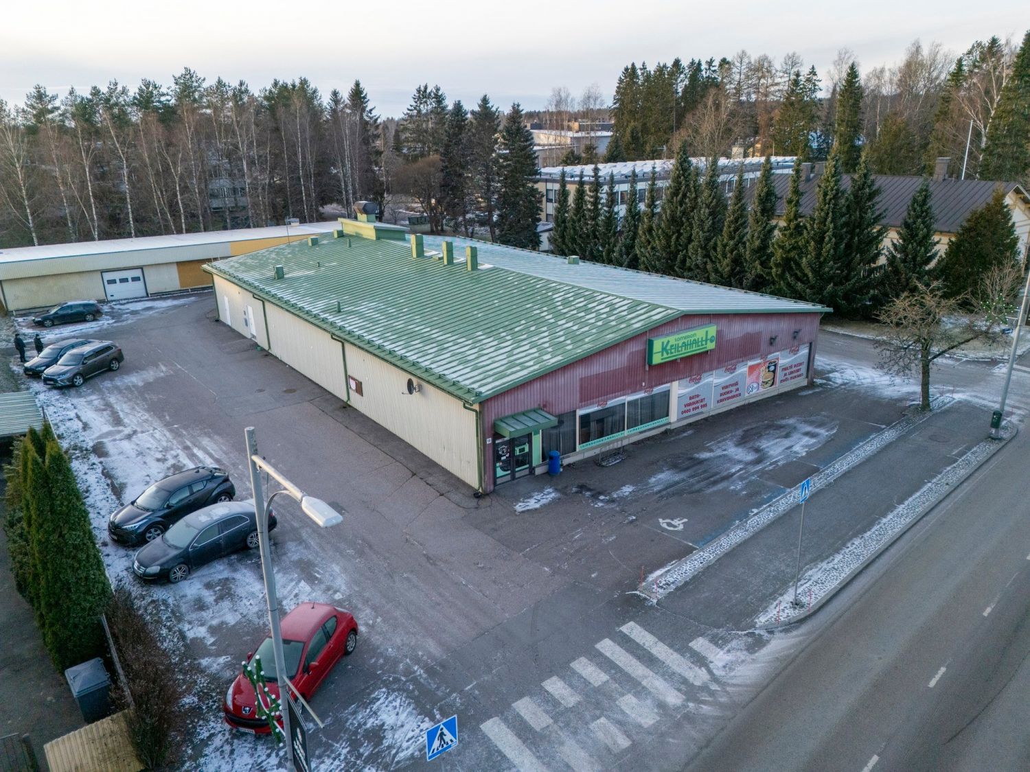 Tässä on erinomainen tilaisuus hankkia monipuolinen liiketila Someron keskustasta, Joensuuntien varrelta. Vuonna 1973 valmistunut rakennus on kokenut laajan peruskorjauksen vuonna 2009, joten se on hyvässä kunnossa ja valmis vastaanottamaan uudet omistajat.Tila käsittää kuusirataisen keilahallin o...