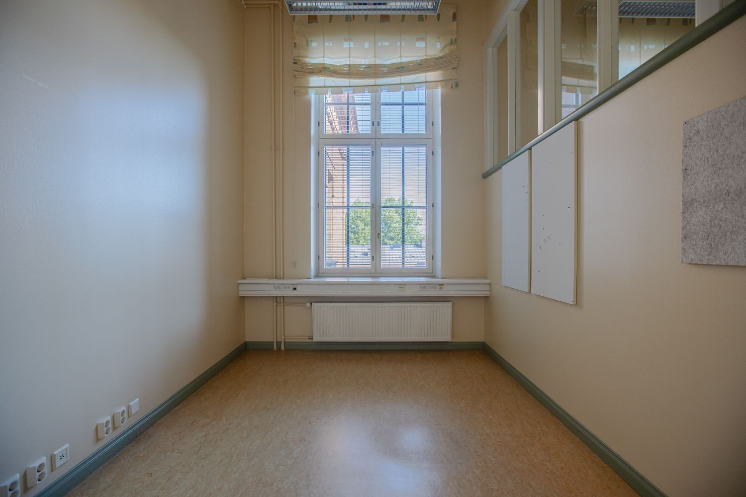 Rakuunakasarmi sisäkuva, äänieristetty toimistohuone