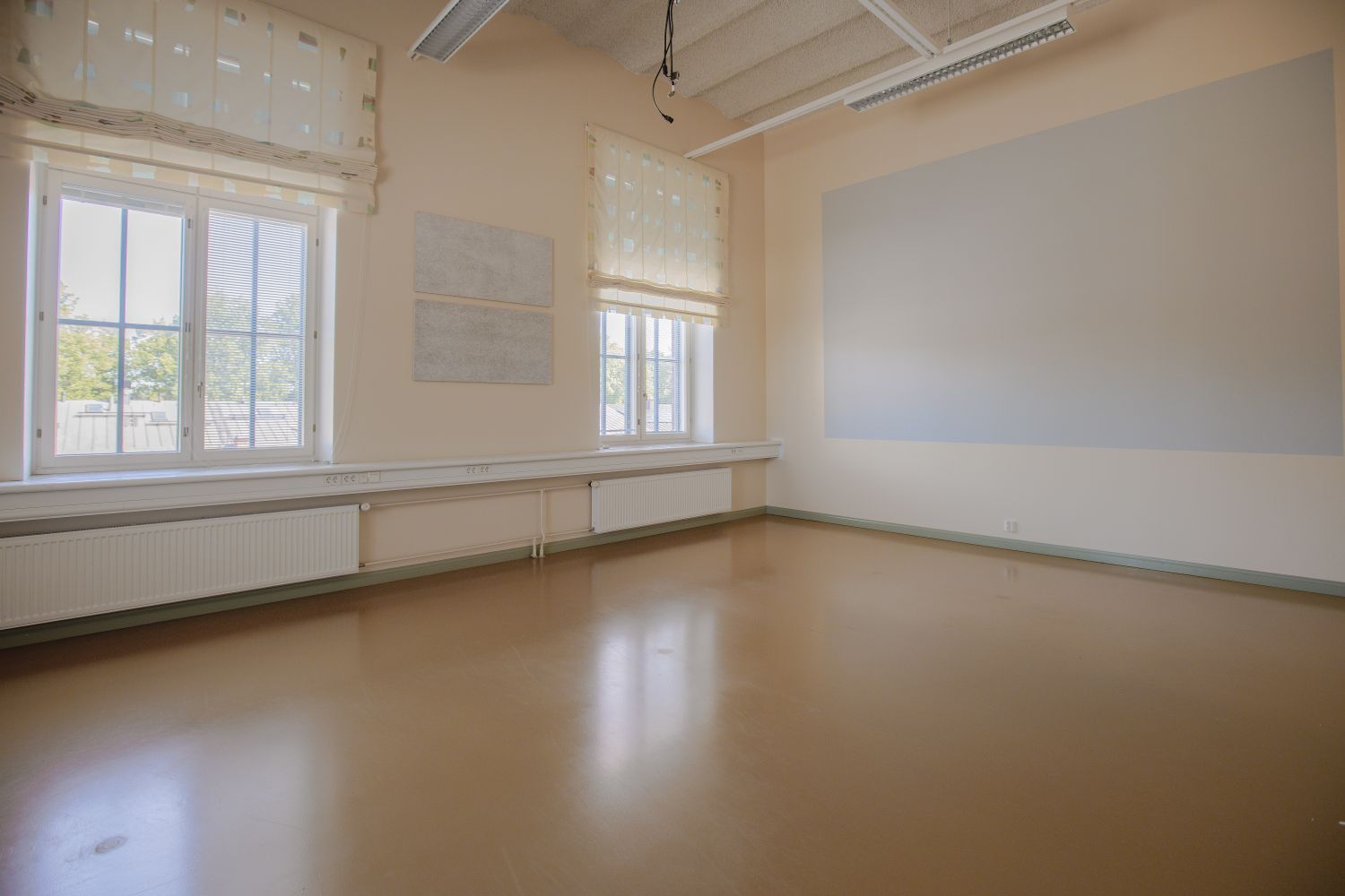 Rakuunakasarmi sisäkuva, äänieristetty neuvotteluhuone