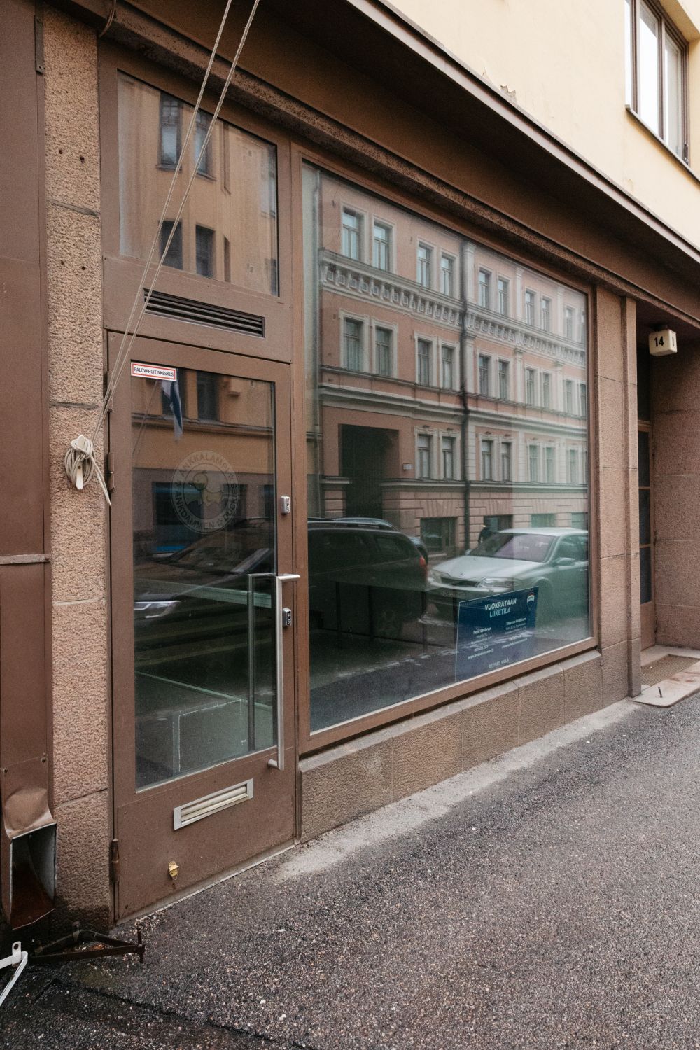 Katutason liiketila, joka soveltuu hyvin myymälä-, toimisto- tai työtilaksi. Sisäänkäynti on suoraan kadulta. Siisti tila, joka on valmis käyttöönotettavaksi.