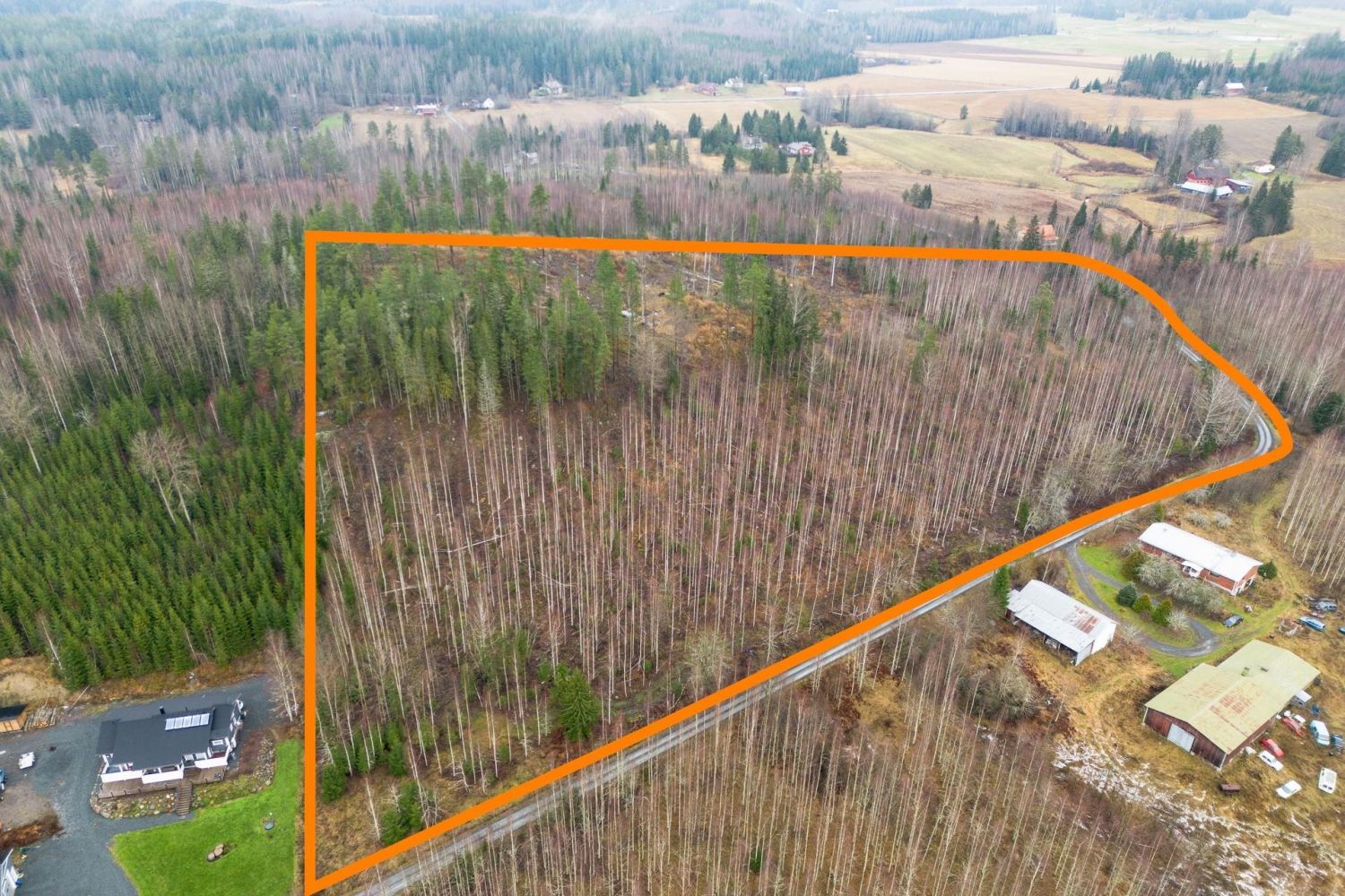 Maaseudun rauhassa n. 2,5 km päässä Kytäjä Golffista reilun 5 hehtaarin rakennuspaikka. Monimuotoinen tila missä nuorta hoidettua koivikkoa sekä kalliorinnettä. Tasamaa osuudella vanhaa hoitamatonta pihapiiriä missä vanhoja omenapuita sekä pieni purettava mökki. Tarkemmat kartat ja infopaketti saa...