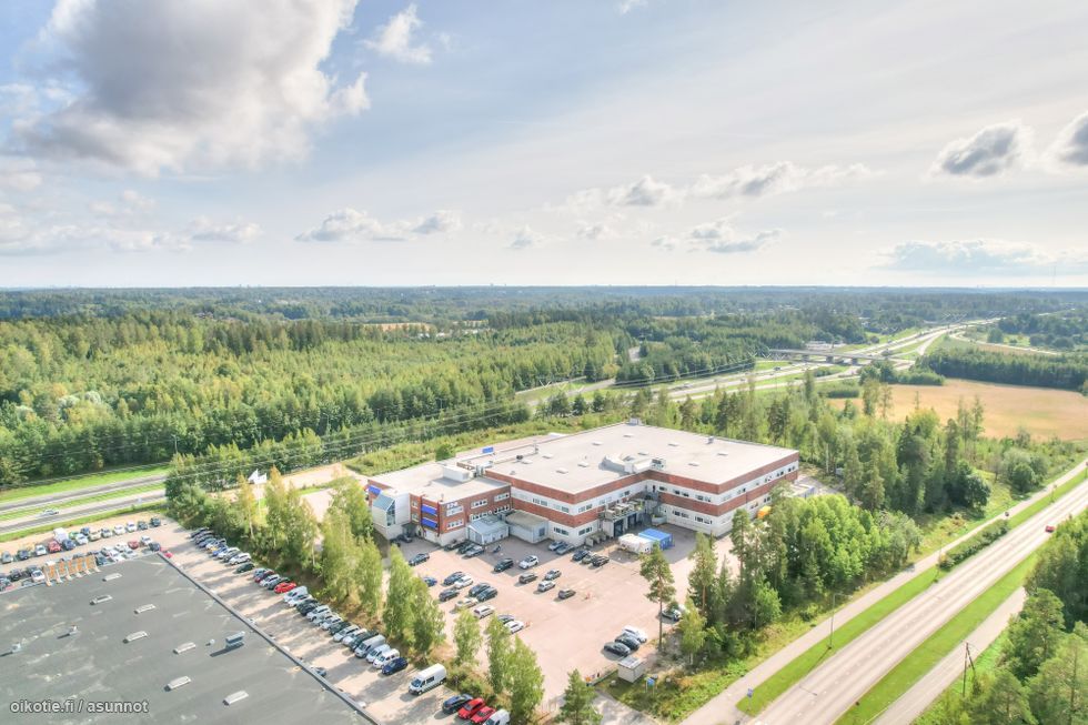 Vuokrattavana joustavaa varasto- ja toimistotilaa EspoossaEspoon Koskelossa, erinomaisten liikenneyhteyksien varrella sijaitseva Koskelontie 13 tarjoaa logistisesti toimivan ratkaisun yhden tai jopa kolmen käyttäjän tarpeisiin. Kiinteistö sijaitsee aivan Kehä III:n tuntumassa, mikä mahdollistaa no...