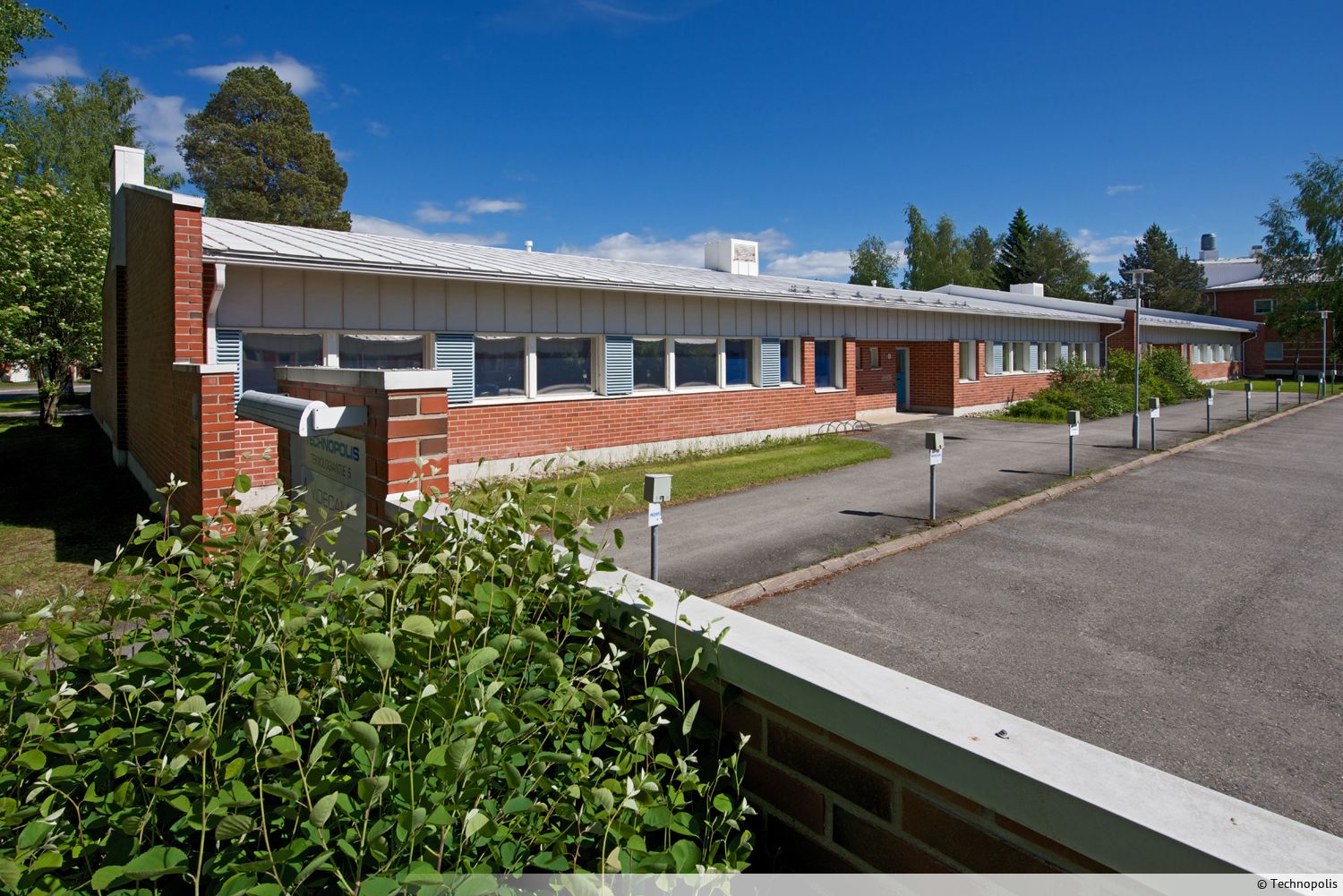 Ainutlaatuinen saunallinen toimitila vuokrattavissa Technopolis Linnanmaan kampuksella. T&auml;ss&auml; tilassa on erillisi&auml; ty&ouml;- ja neuvotteluhuoneita, avotilaa, keitti&ouml;, sosiaalitilat saunatiloineen sek&auml; wc:t. Ilmoitettu neli&ouml;m&auml;&auml;r&auml; sis&auml;lt&auml;&auml; jy...