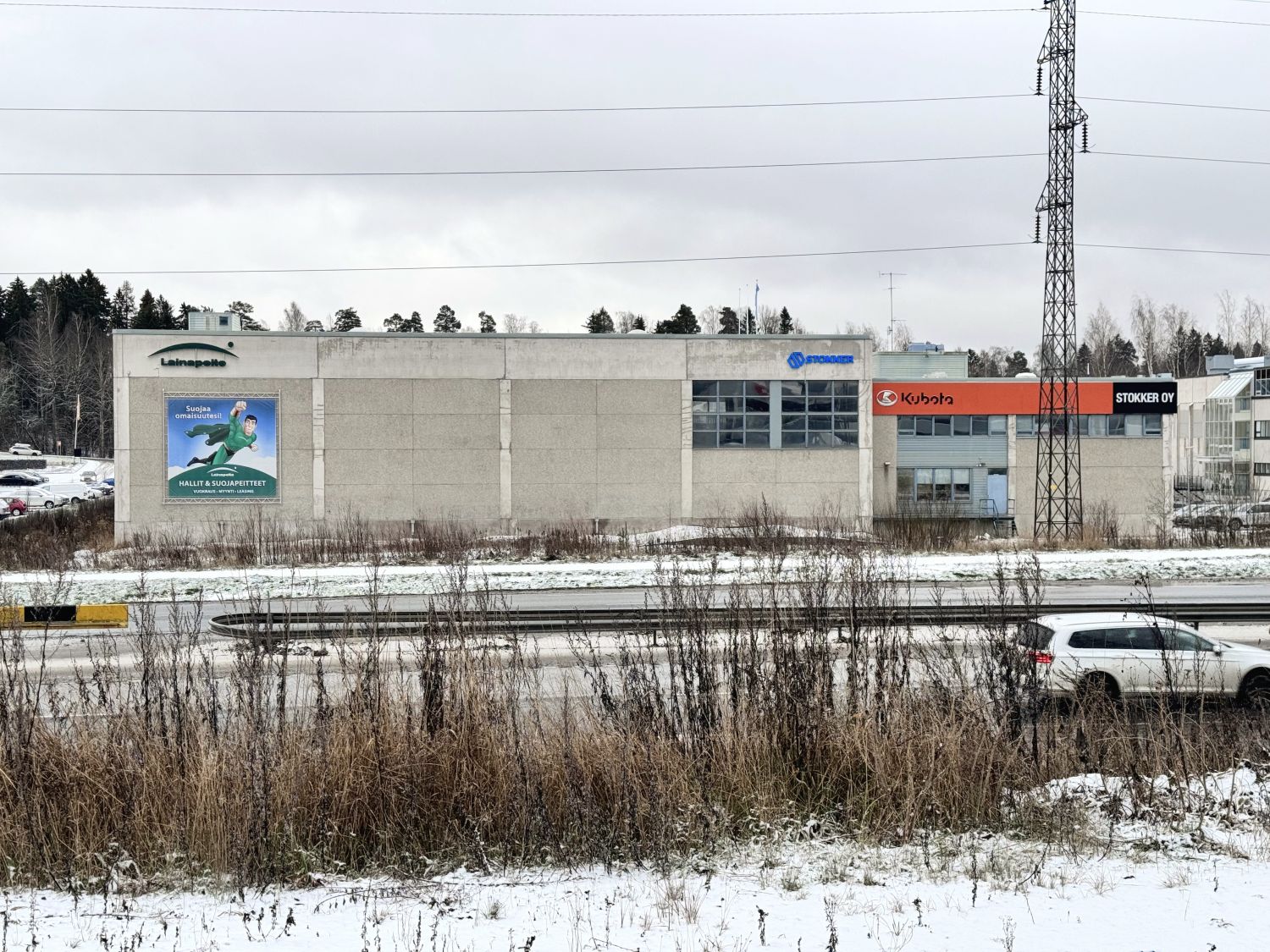 1250 m2 lastauslaiturillista, 9 metriä korkeaa varastotilaa sekä 250-550m2 toimisto-/liiketilaa. Näkyvyys kehä 3:lle.