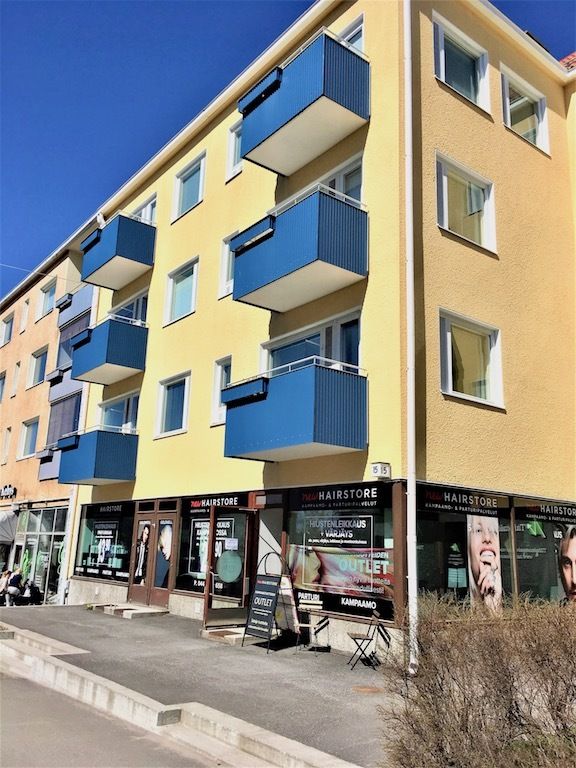 Katutason liiketilaa näkyvällä paikalla Lauttasaaressa.Tämä avara ja valoisa 221 m² toimitila koostuu katutason 135 m² liiketilasta ja kellarikerroksen 86 m² kokoisesta varastotilasta. Liikkeessä on omat sosiaalitilat sekä suora yhteys varastoon. Liiketilassa on isot näyteikkunat ja oma sisäänkäyn...