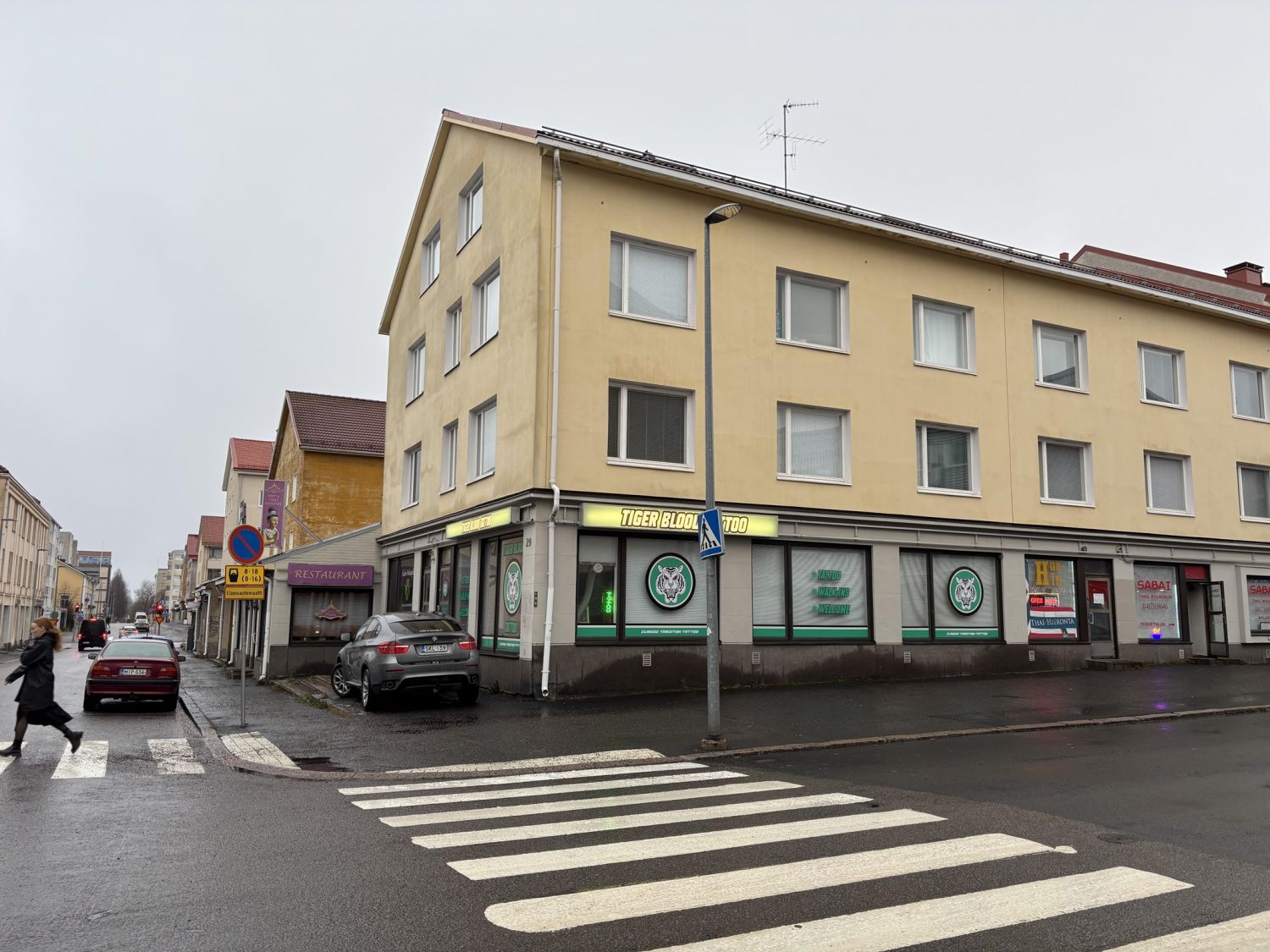 Vuokrataan Oulun Keskustasta katutason liiketila. Tilan ikkunat ovat Asemakadun suuntaan, josta myös sisäänkäynti huoneistoon. Asemakadun varrelta löytyy hyvin asiakaspysäköintiä varten parkkimahdollisuuksia. Tämä liiketila soveltuu hyvin erilaisiin käyttötarkoituksiin, kuten myymäläksi, toimistok...