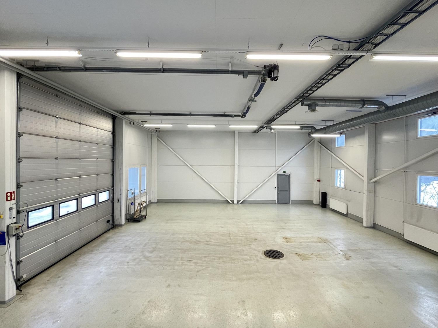 Alppilassa vuokrattavana siisti halli ja toimistotilat. Hyvän kokoinen halli n. 200m2, jossa lisäksi n. 60m2 parvi. Hallin sisäkorkeus on n. 5,2m ja nosto-ovi 4x5m. Viisi toimistohuonetta sekä avotila / keittiö. Vuokra 2400€/ kk + alv 24% sisältää lämmityksen. Vesi ja käyttösähkö erikseen.Esitte...