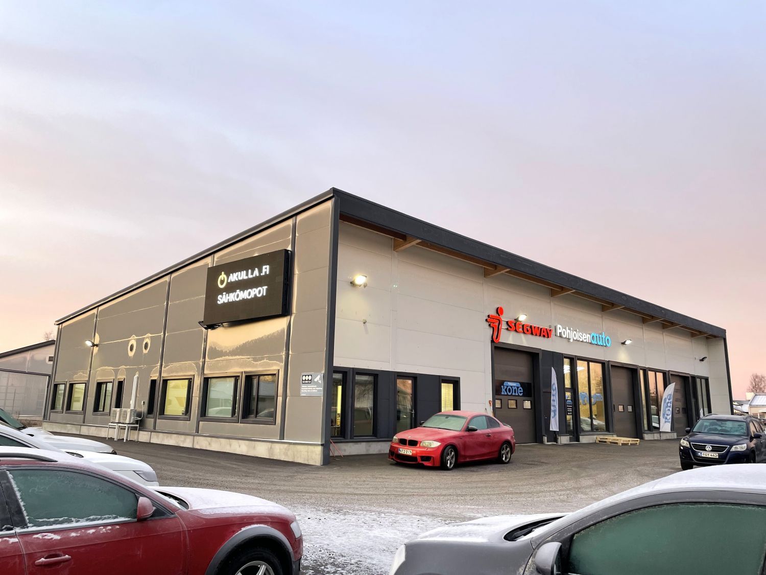 Myydään vilkkaasti liikennöidyn tien varrelta, näkyvältä sijainnilta toimistokokonaisuus! Kiinteistö Oy Kempeleen Paituripark on valmistunut vuonna 2018. Tämä yhteensä 158,5m2 tila jakautuu 79,5m2 ja 79m2 osiin, jotka ovat yhdistettävissä ja jaettavissa helposti. Huoneistot voidaan myydä yhdessä...