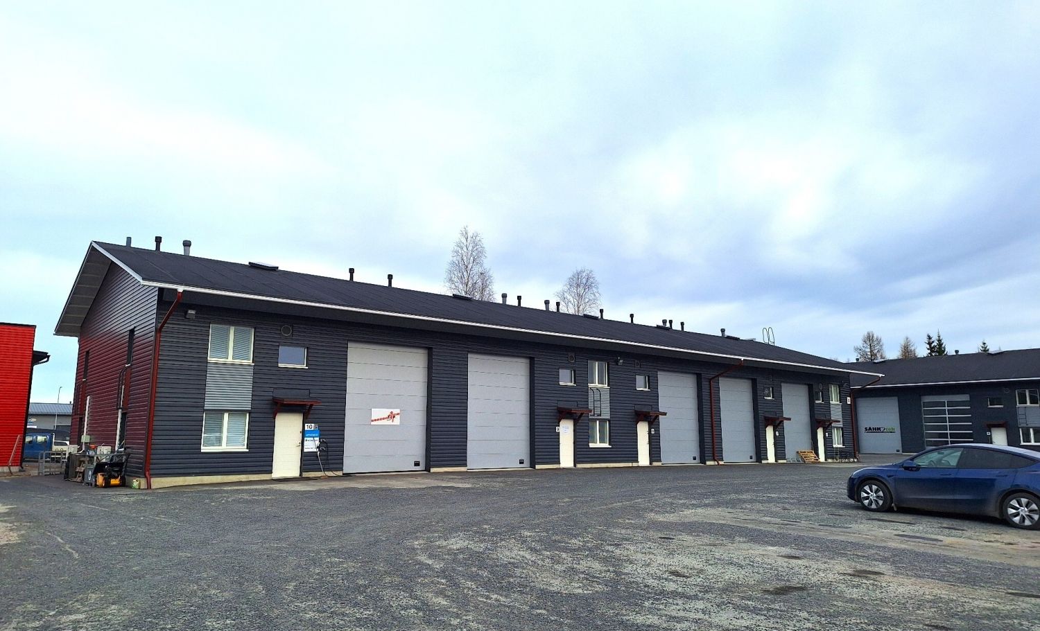 Myydään siisti toimitila 2016 valmistuneesta Ruskopark 2:sta.

Tilan katutasossa on korkeaa hallitilaa, keittiötila, y...