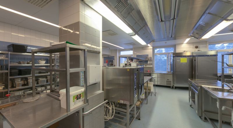 Elintarvike tuotantotila. Laitoskeittiö elintarvikkeiden valmistukseen ja sälömiseen.  Tilat sisältävät kylmä- ja pakastehuoneita, sekä toimiston. Keittiötilasta menee suoraan hissi lastauslaiturille. Lisäksi on mahdollista vuokrata ruokasali ja kabinetteja. Keittiötiloissa on helppo toimia ja siirt...