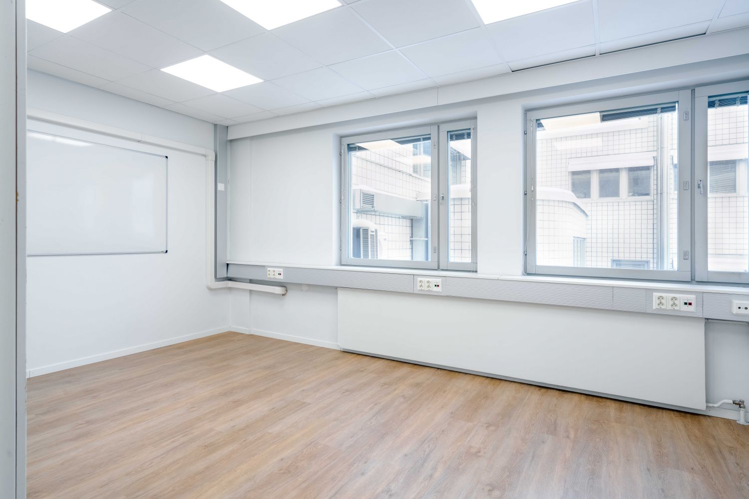 Iso toimistotila, jonka voi jakaa kahdeksi työhuoneeksi.