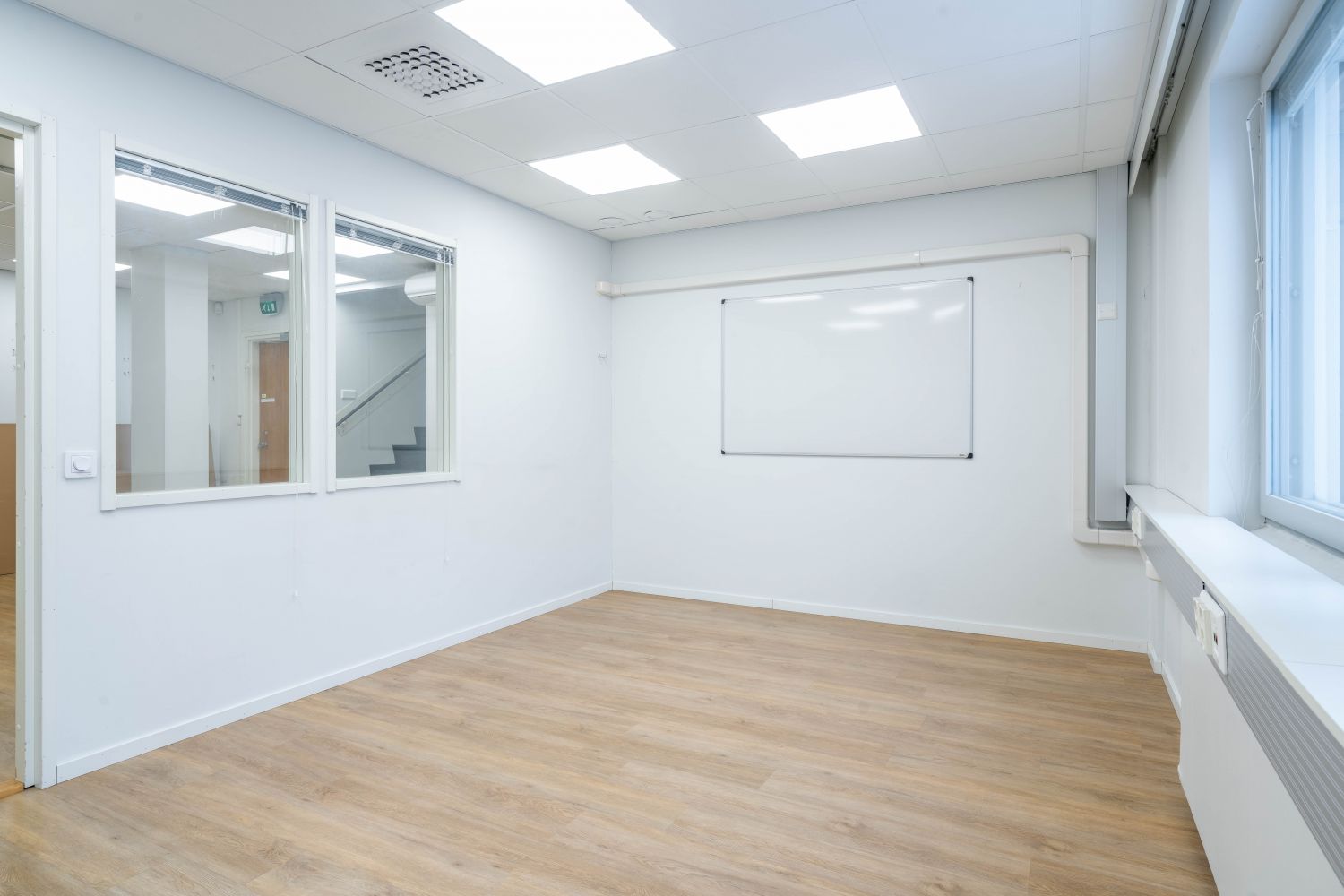 Toimistotila pienempi