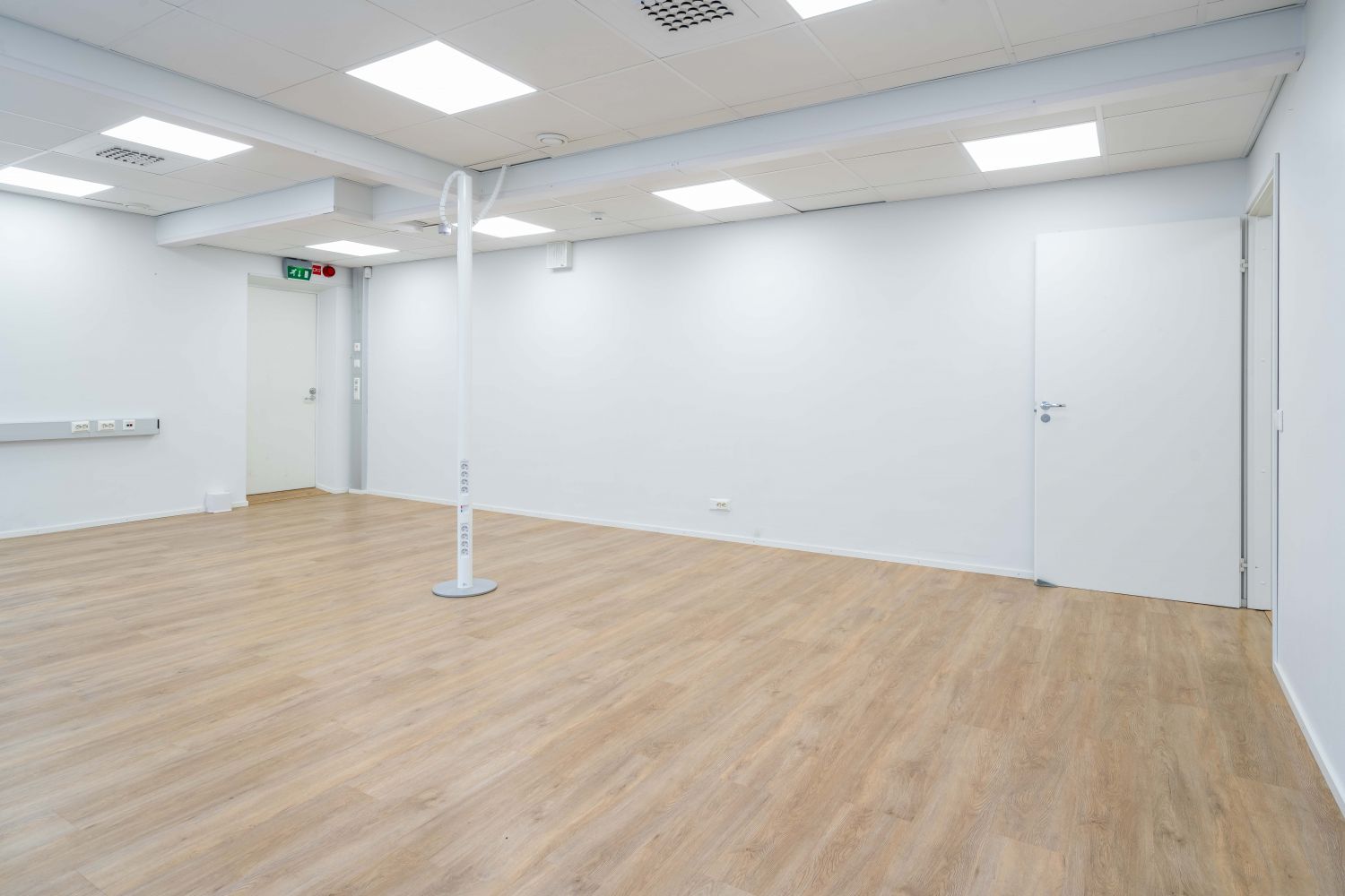 Tilaan kaksi sisäänkäyntiä, myös sisäpihan porraskäytävältä