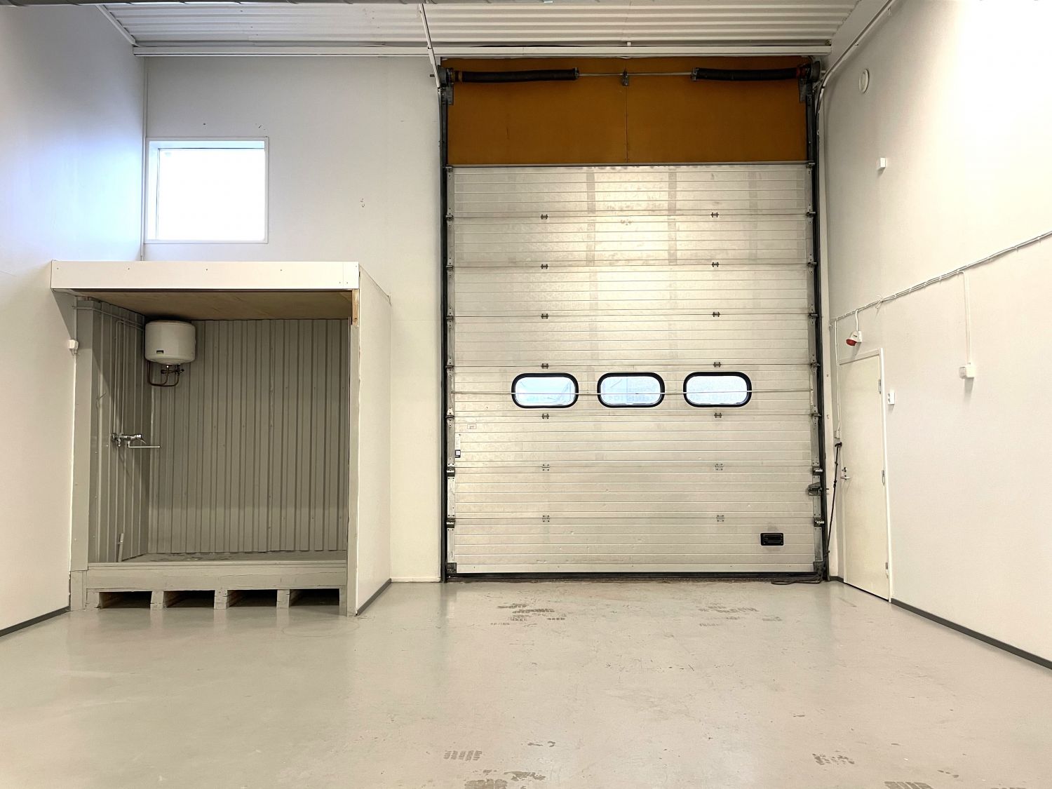 Iso nosto-ovi, myös erillinen käyntiovi