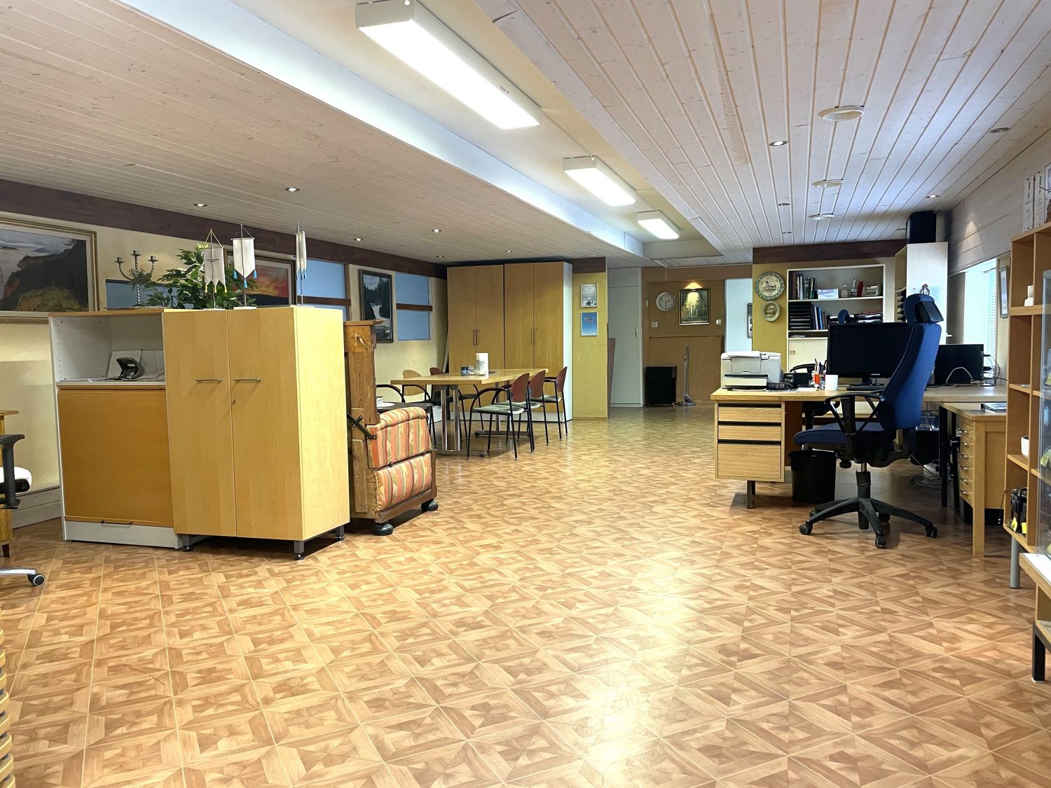 Hallitilan päällä oleva toimistoparvi