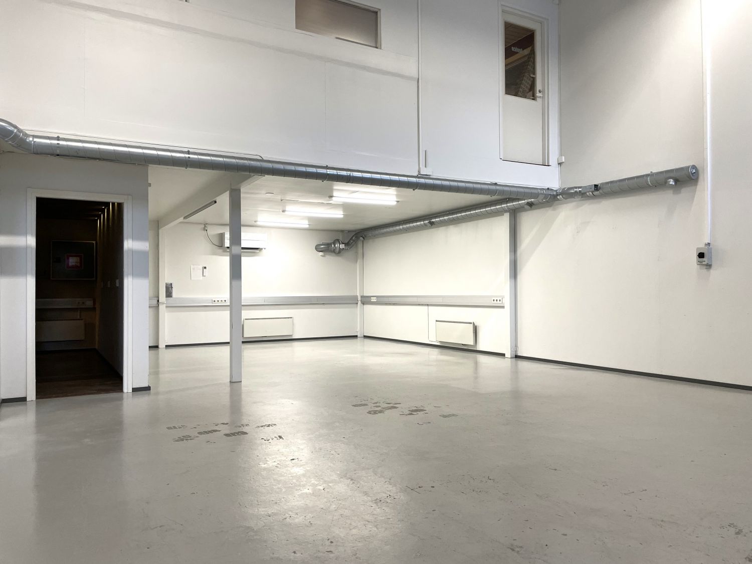 Hallitilaa, jonka päällä parvi