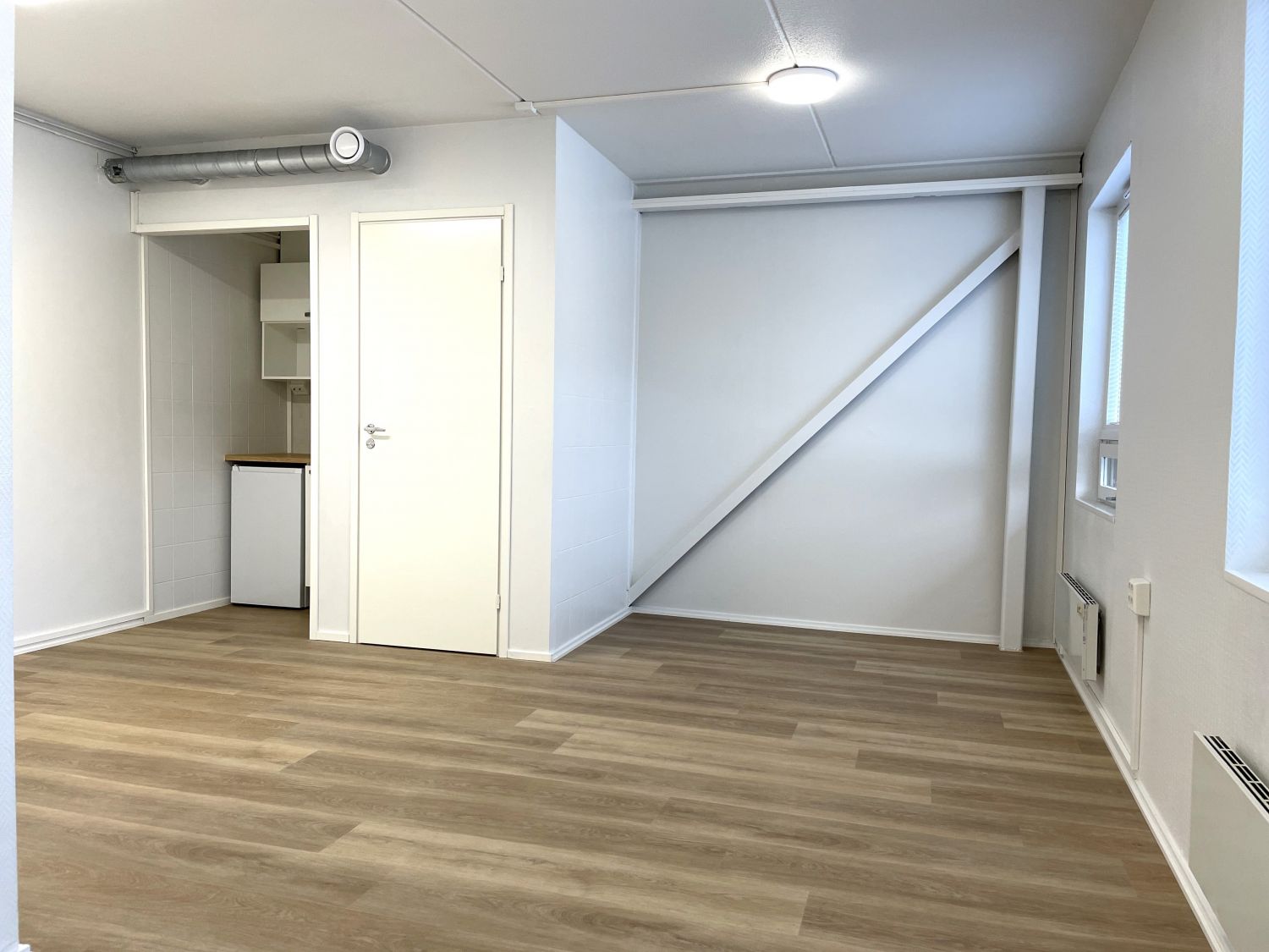 Pieni erillinen toimistotila, remontoitu