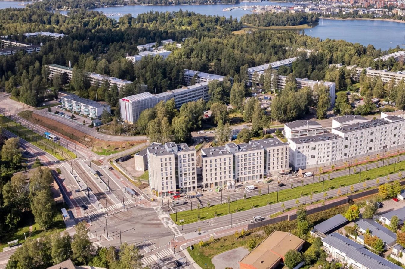 Nyt vuokrattavissa kaksi liiketilaa Helsingin Laajasalossa. Molemmat tilat ovat 117m2 kokoisia katutason liiketiloja. Toisessa näistä on tekninen varaus ravintolalle ja molemmat valmistuvat helmikuussa 2027. Isosaarentie 10 sijaitsee Laajasalon keskeisellä alueella, jossa kasvava asukasmäärä ja ke...