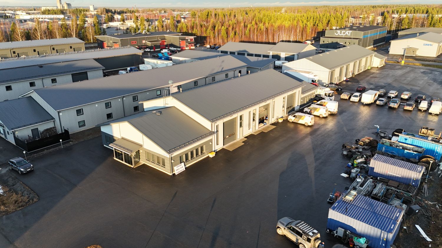 Viilennetty toimistotila hyvällä paikalla. Tilava piha mahdollistaa myös varastokontin säilytyksen. Hyvät parkkipaikat.