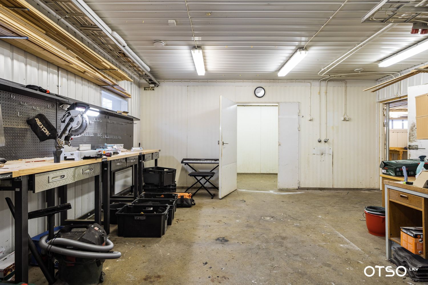 Tämä omakotitalon yhteydessä sijaitseva entinen liiketila toimii lämpimänä varastona/harrastetilana ja autotallina (110 m²), ja sen mahdollisuudet ovat lähes rajattomat. Haluatko perustaa oman yrityksen ja sen toimintatilat, studion, työpajan, tai hankkia harrastetilan? Täällä se onnistuu! Tilassa o...