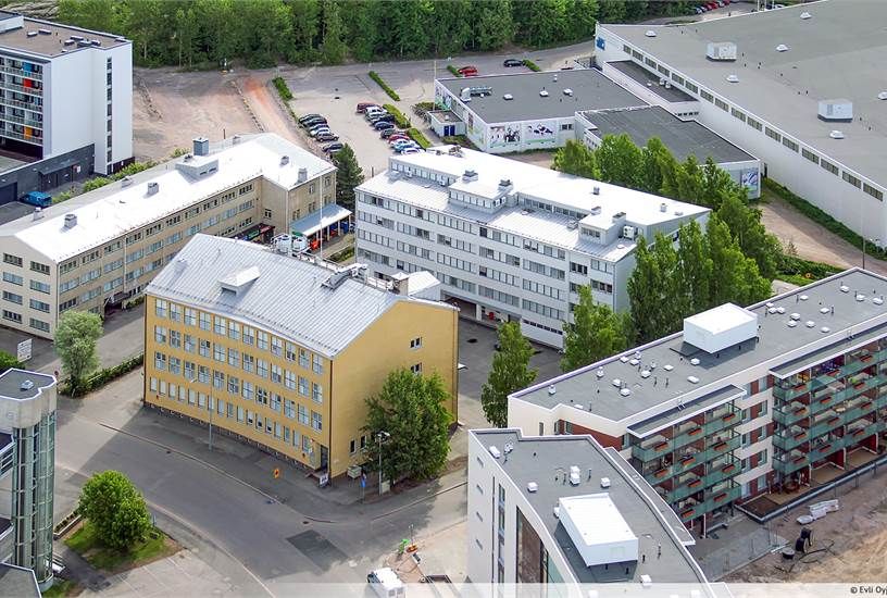 Helsingin Pitäjänmäessä sijaitseva 74 m² kokoinen varastotila tarjoaa toimivan ja helposti saavutettavan ratkaisun monenlaiseen varastointiin. Tila sijaitsee kellarikerroksessa ja se on heti vapaa käyttöösi.