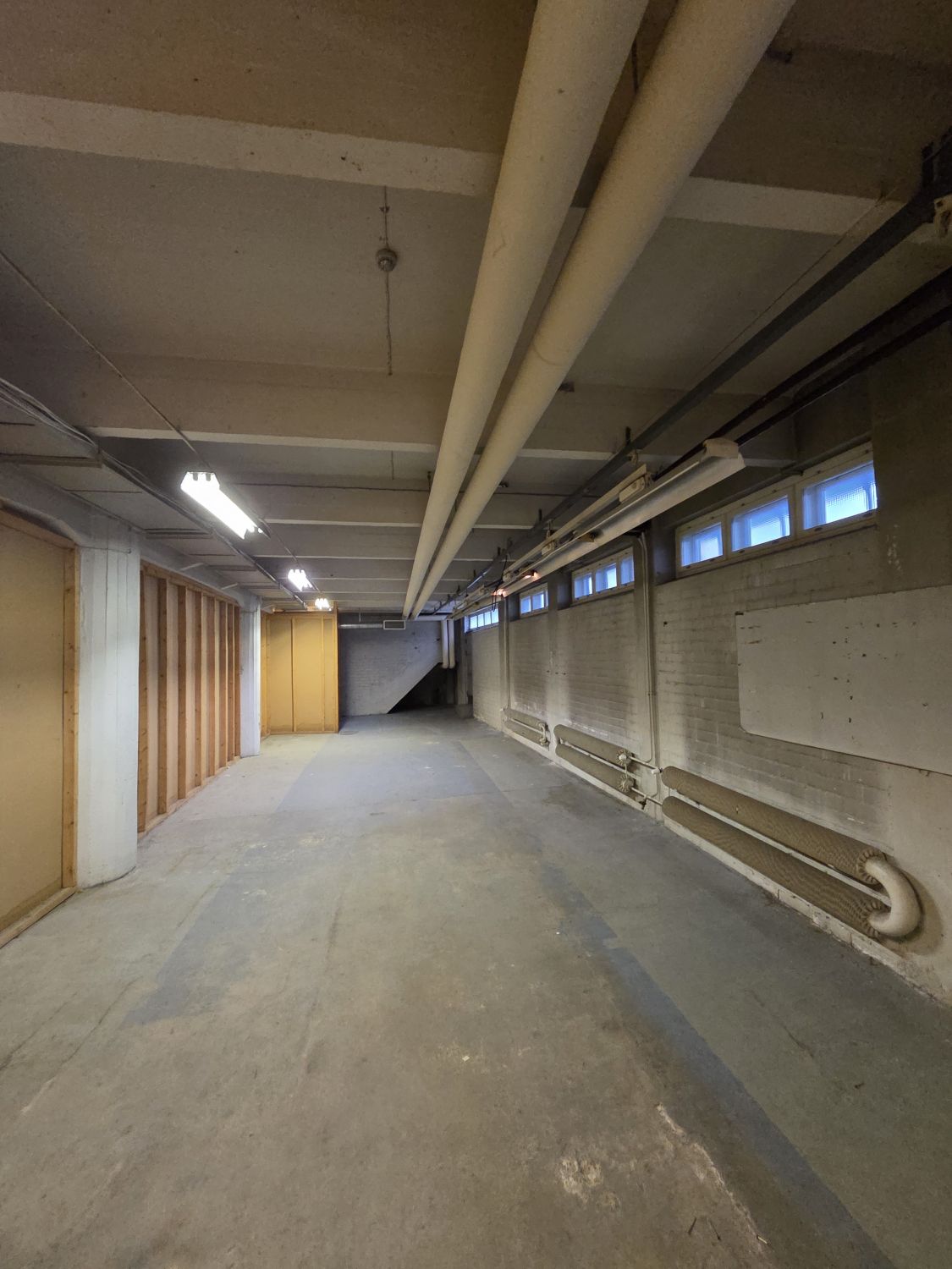 Helsingin Pitäjänmäessä sijaitseva 74 m² kokoinen varastotila tarjoaa toimivan ja helposti saavutettavan ratkaisun monen...