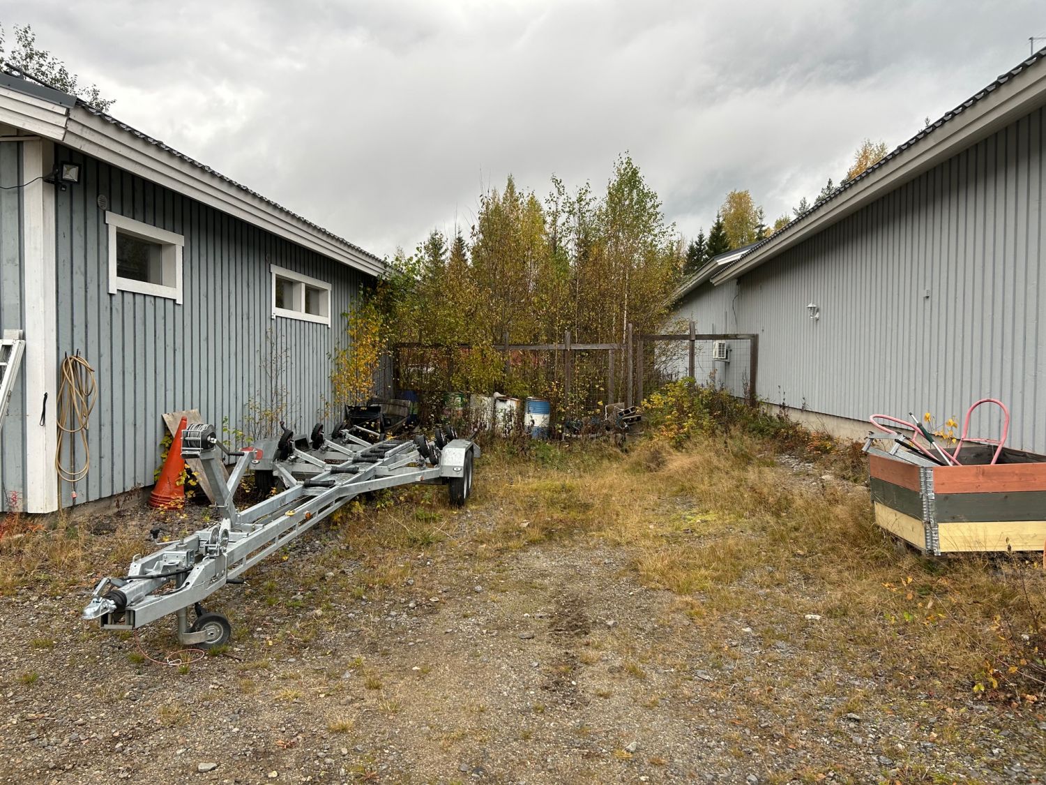 Pienkone Huolto/toimitilat 100m2