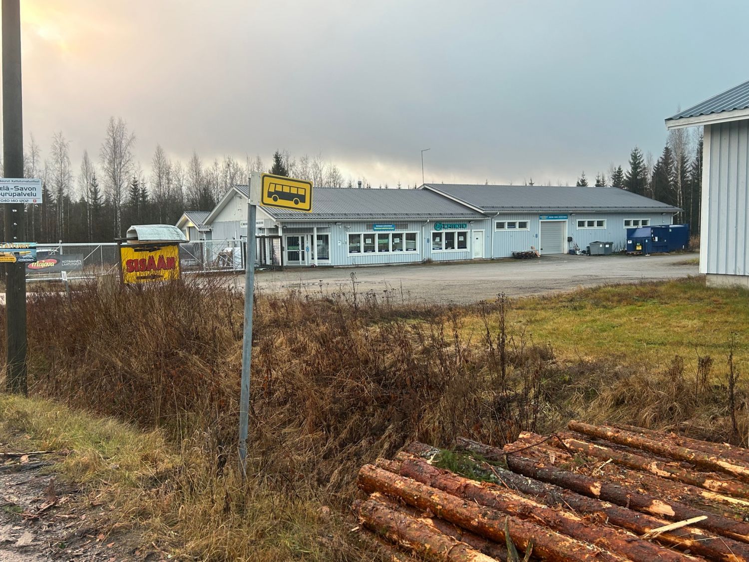 Vuokrattavat kohteet on samalla tontilla jossa sijaitsee Ristiinan Ammattirealisointi Oy Realisointikeskus ja Saimaan Lakemotors myymälä Vuokrattavat tilat on mahdollista jakaa helposti erikoisiin tiloihin ja eri käyttötarkoituksiin