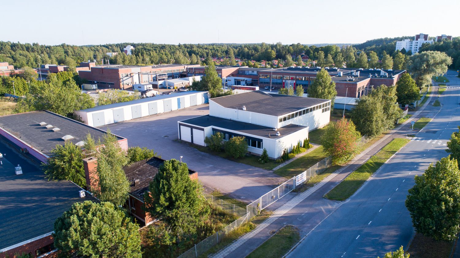 Myydään kiinteistön vuokraoikeus sekä vuokra-alueella sijaitsevat vuokramiehen omistamat rakennukset Turun Peltolan alueelta, osoitteessa Ilpoistentie 16 C, Turku. Kiinteistöllä sijaitsee vuonna 1972 valmistunut 1 200 k-m² toimisto- ja varastorakennus.Peltolan teollisuusalue sijaitsee hyvien liik...