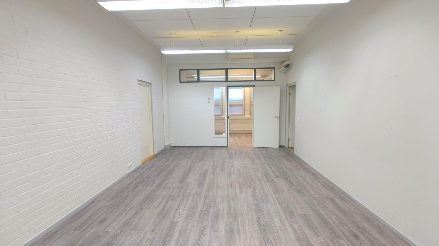 Vuokrataan edullista, viilennettävää toimistotilaa. Tila sijaitsee rauhallisella alueella Valkeisenlammen puiston läheisyyydessä, kävelyaika ydinkeskustaan torille kuitenkin alle 10 minuuttia!Mikäli kesä joskus vielä koittaa, osoittaa viilennysmahdollisuus arvonsa. Talvella taasen tila lämpenee ve...