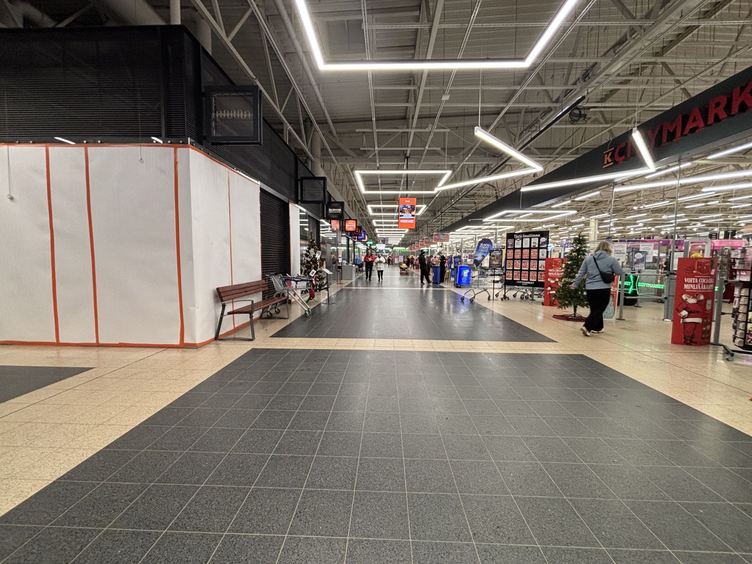 Tila peitetty valkoisilla pahveilla