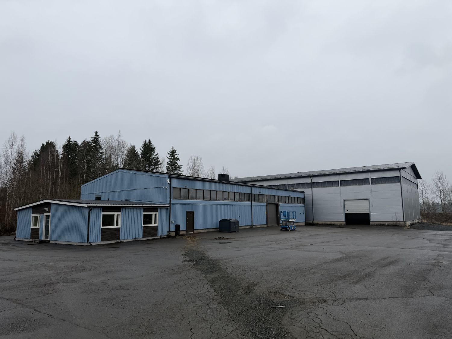 Erinomaista hallitilaa isolla piha-alueella.