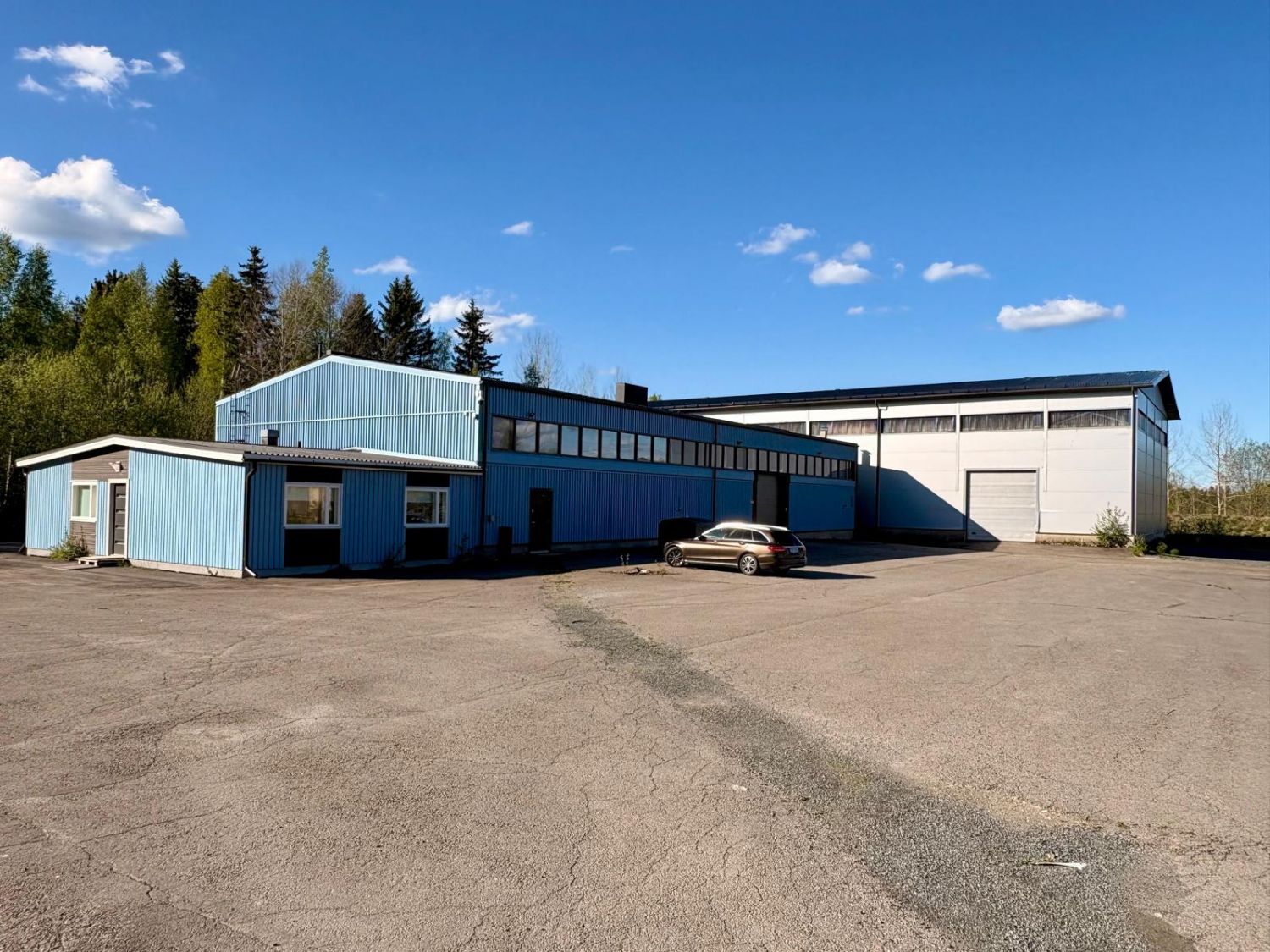 Erinomaista hallitilaa isolla piha-alueella.