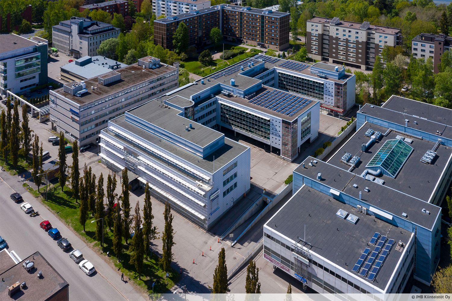Vuokrattavana toisen kerroksen toimistotila Helsingin Lauttasaaresta. Siisti toimitila on p&auml;&auml;osin valoisaa avotoimistoa.&nbsp;Kiinteist&ouml;ss&auml; aulapalvelu, kuntosali, lounasravintola sek&auml; vuokrattavia neuvotteluhuoneita. Kohde sijaitsee erinomaisella paikalla l&auml;hell&auml; ...