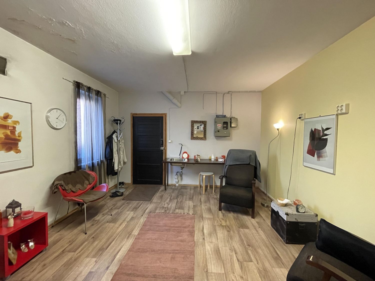 Vuokrattavana Oulun Keskustasta edullinen työhuone, Isokatu 28 sisäpihalta. Vuokra 240€/kk sisältää lämmityksen. Vesi ja käyttösähkö erilliskustannuksena. Heti vapaa vuokrattavaksi.Julia Hoikkala 050 411 8747 tai julia.hoikkala@op.fi