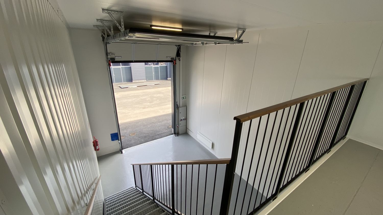 Suositulta Amerin Talliosakkeelta monikäyttöinen varasto, autotalli, harraste-, toimitila 43. Tilassa jo valmiina valoisa, ikkunallinen parvi sekä wc ja ilmalämpöpumppu. 