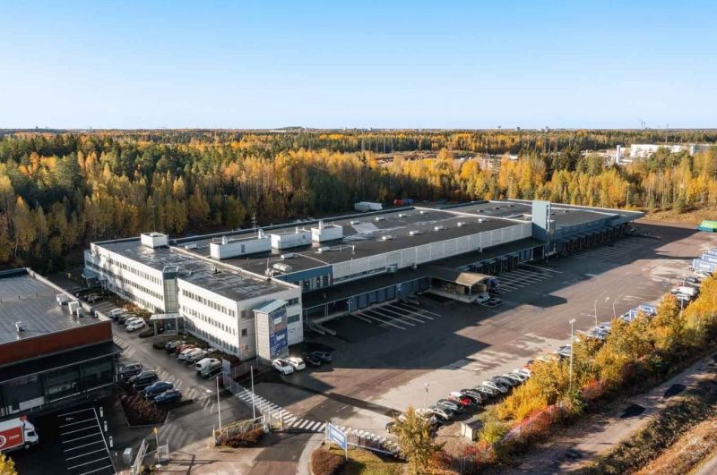 Vuokrattavana läpivirtaava terminaalitilaa erinomaisella sijainnilla Vantaan Tuupakassa. Varaston korkeus on n. 4-7 m. K...