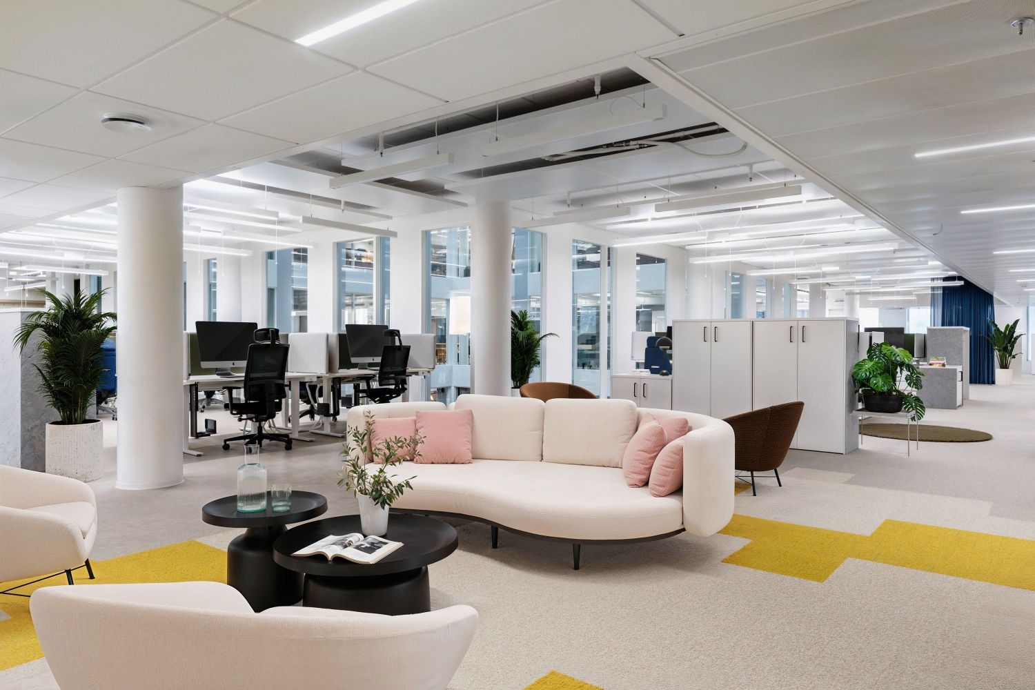 Haluatko yrityksellesi edustavat, toimivat ja valmiiksi viimeistellyt toimitilat? Vuokrattavana on 2 227 m²:n laajuinen, 3. kerroksen huippumoderni toimistokokonaisuus, joka on heti muuttovalmis. Tila on suunniteltu mahdollisimman joustavaksi, joten se mukautuu niin avoimen työskentelyn, tiimihuonei...