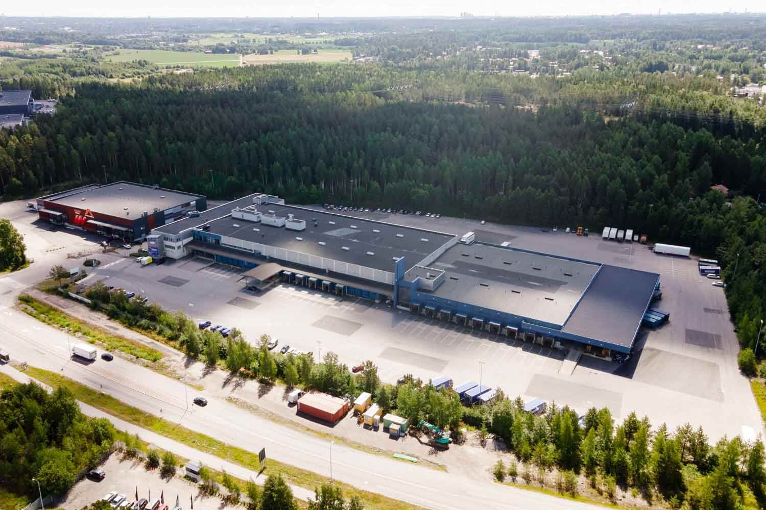 Vuokrattavana avotoimistoa isoilla ikkunoilla. Toimitila on jäähdytettyä, erinomaista toimistoa.  Kohteella toimii suosittu lounasravintola ja kohteen isolla terassilla varustettu upea saunaosasto on veloituksetta varattavissa.