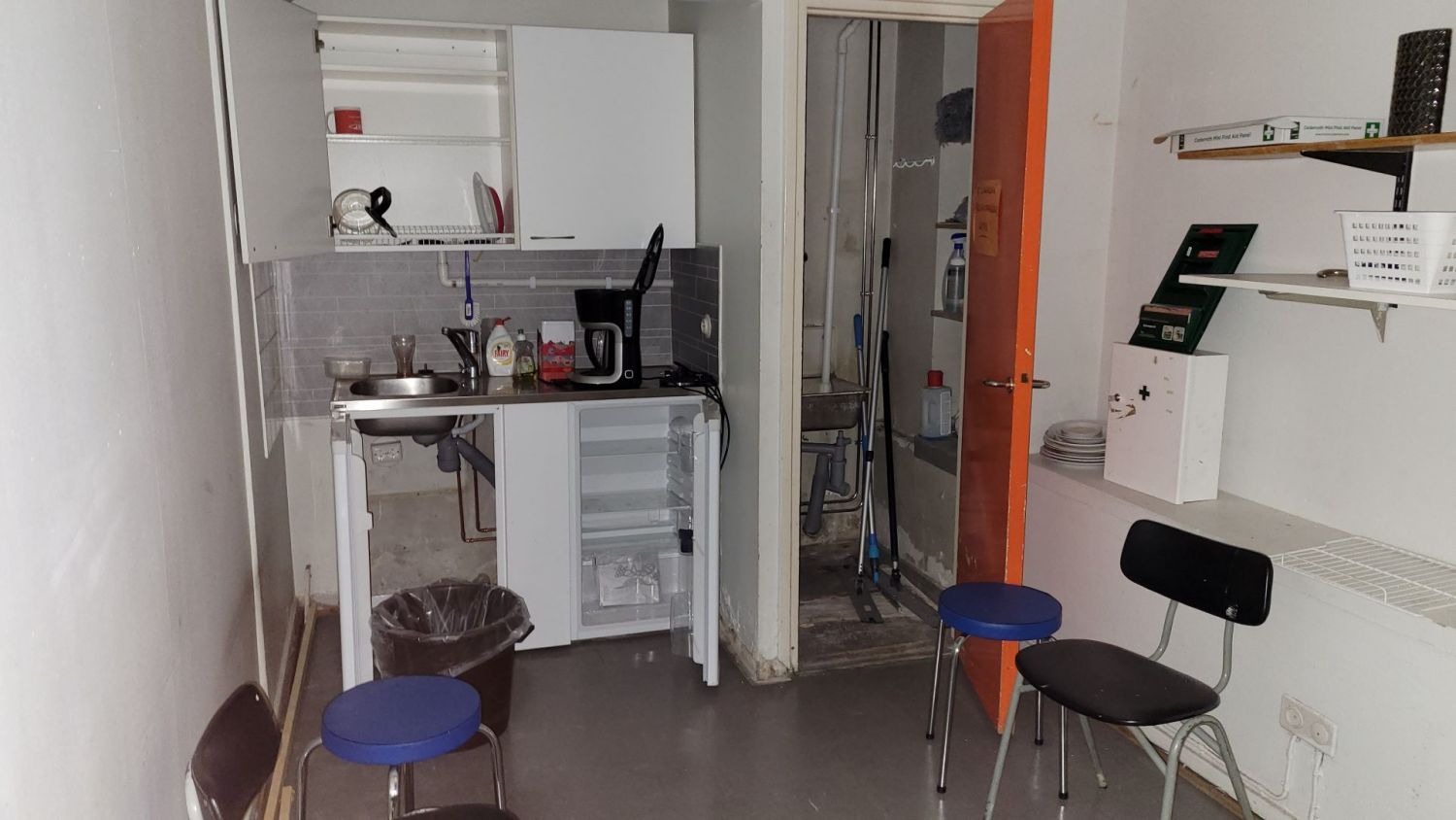 Alakerran keittiö- / taukotila