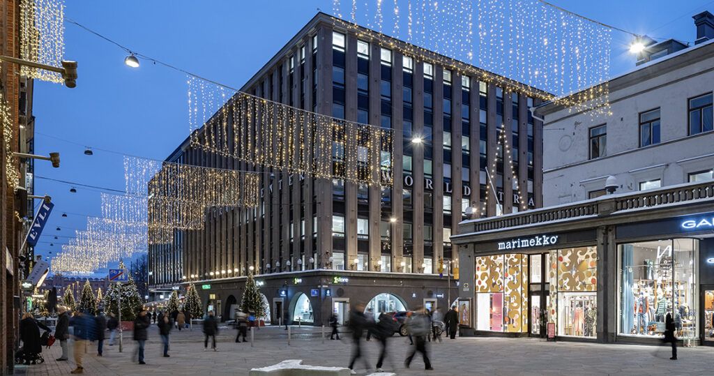 Aivan Helsingin hektisimmässä ytimessä Keskuskadun kävelykadulla Aleksanterinkadun ja Esplanadin läheisyydessä näyttävä ja tunnelmallinen liiketila ihanalla kaari-ikkunalla. Suloiset sisäänkäynnit tilan molemmin puolin. Liiketila sijaitsee Stockmann tavaratalon välittömässä läheisyydessä huikeassa W...