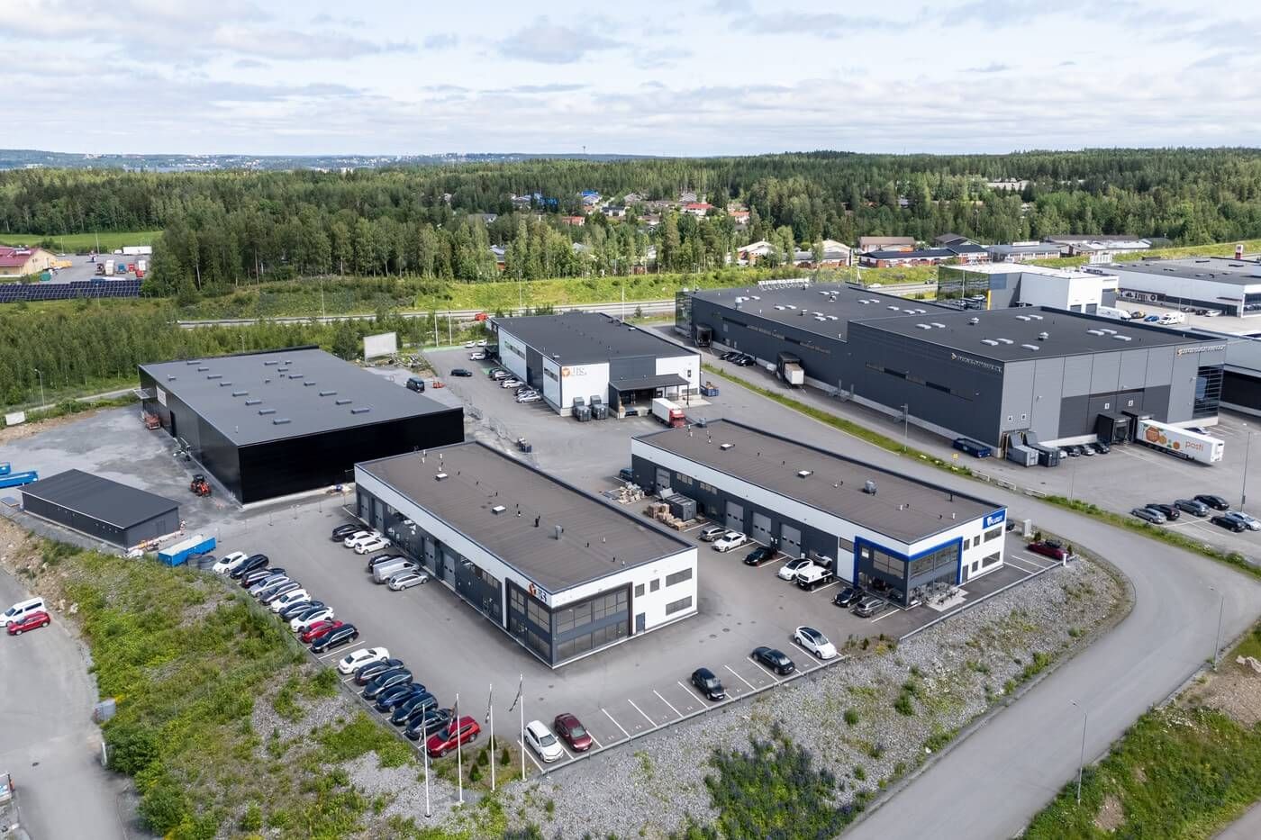 Näkyvältä paikalta myymälätilaa vapautumassa syksyllä 2026. Tila soveltuu hyvin esim. teknisen erikoiskaupan käyttöön. Uudehkoa ja siistiä tilaa. Toimitilan korkeus 7 m.Lisätiedot ja kohde-esittelyt 020 7290 710, lisää kohteita premises.fiKohteella ei ole lain edellyttämää energiatodistusta tai ...