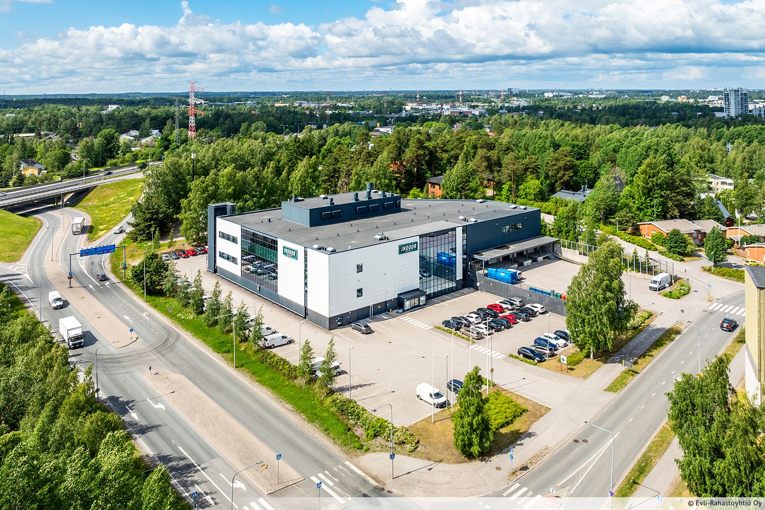 Vuokrattavana toisen kerroksen suuri toimistotila Vantaan Kuninkaalasta. T&auml;ss&auml; tilassa on avotilaa, neuvottelu- ja ty&ouml;huoneita sek&auml; omat taukotilat ja wc:t. Kerrokseen on suora hissiyhteys, tavarahissi, jonka kantavuus on 4000 kg ja katutasosta l&ouml;ytyy lastauslaituri. Kohde s...